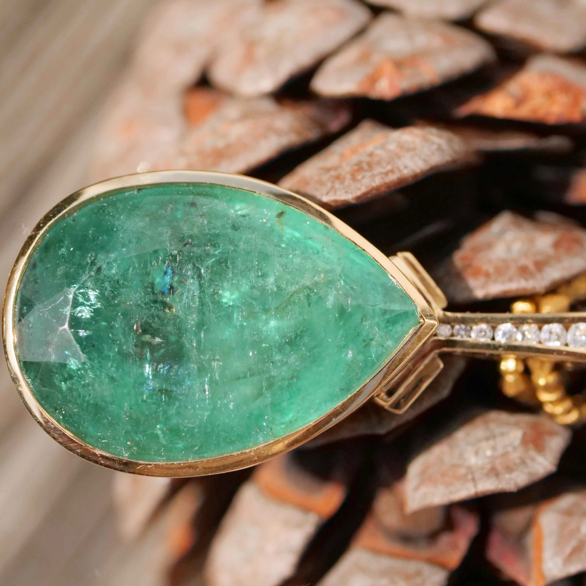 Emerald Drop Brilliant Pendant with magnific 28 carat Weight 14 kt Yellowgold