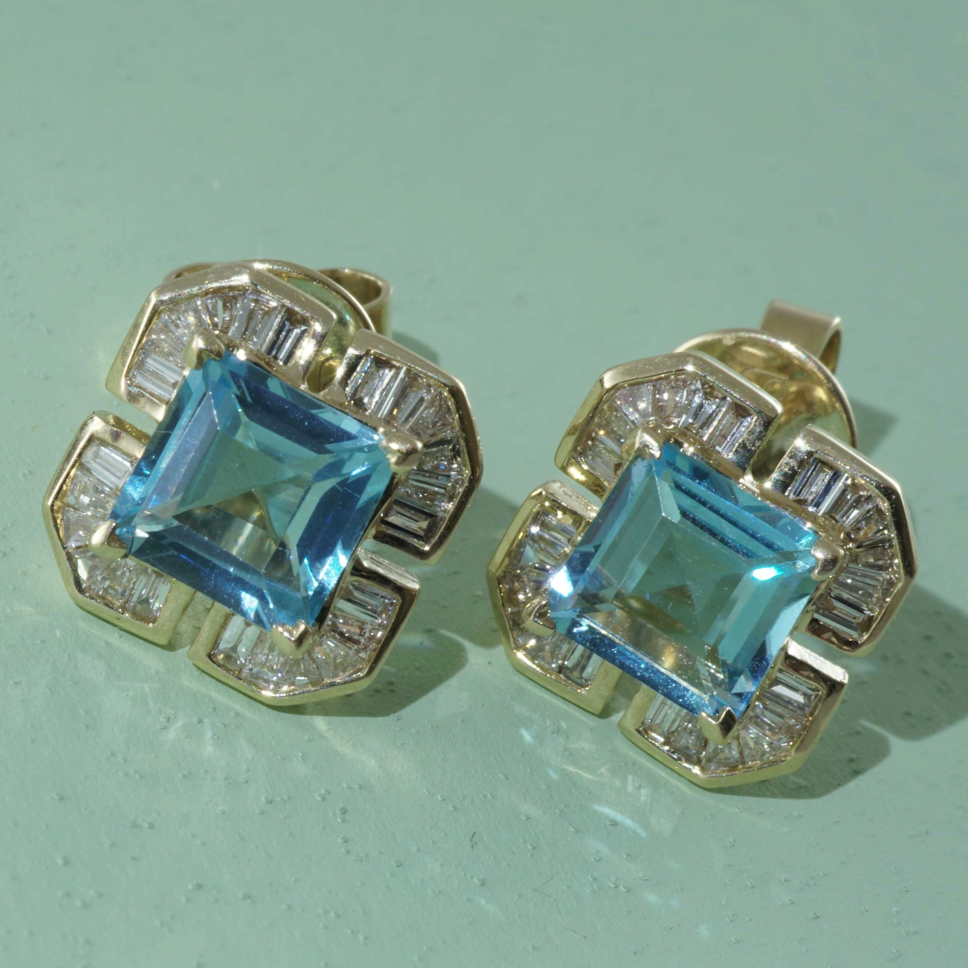 Cloverleaf shaped Blue Topaz Earrings 18 kt Yellow Gold with Diamonds