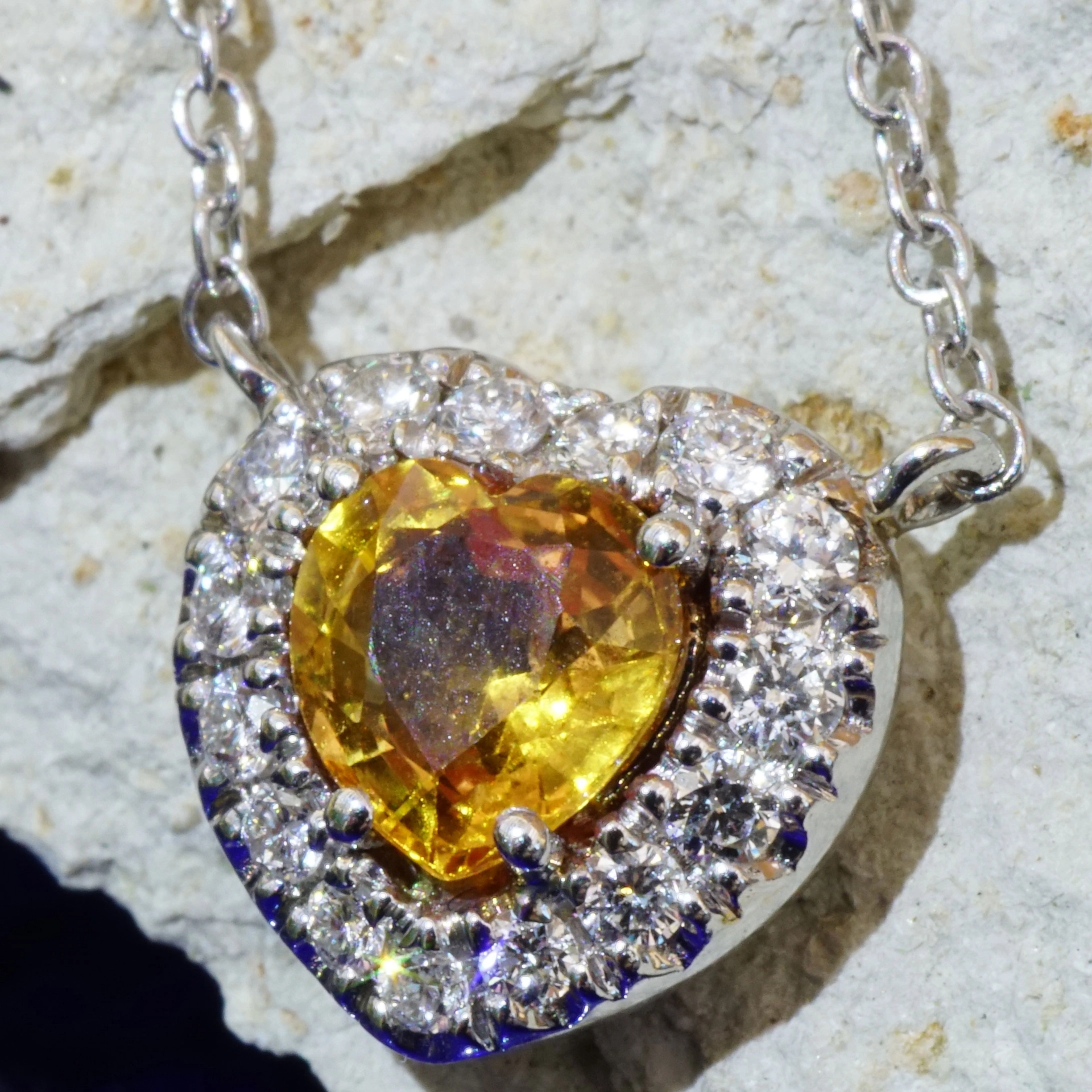 18 kt Whitegold Diamond Saphire Necklace....in the Color of Luck Orange-Yellow