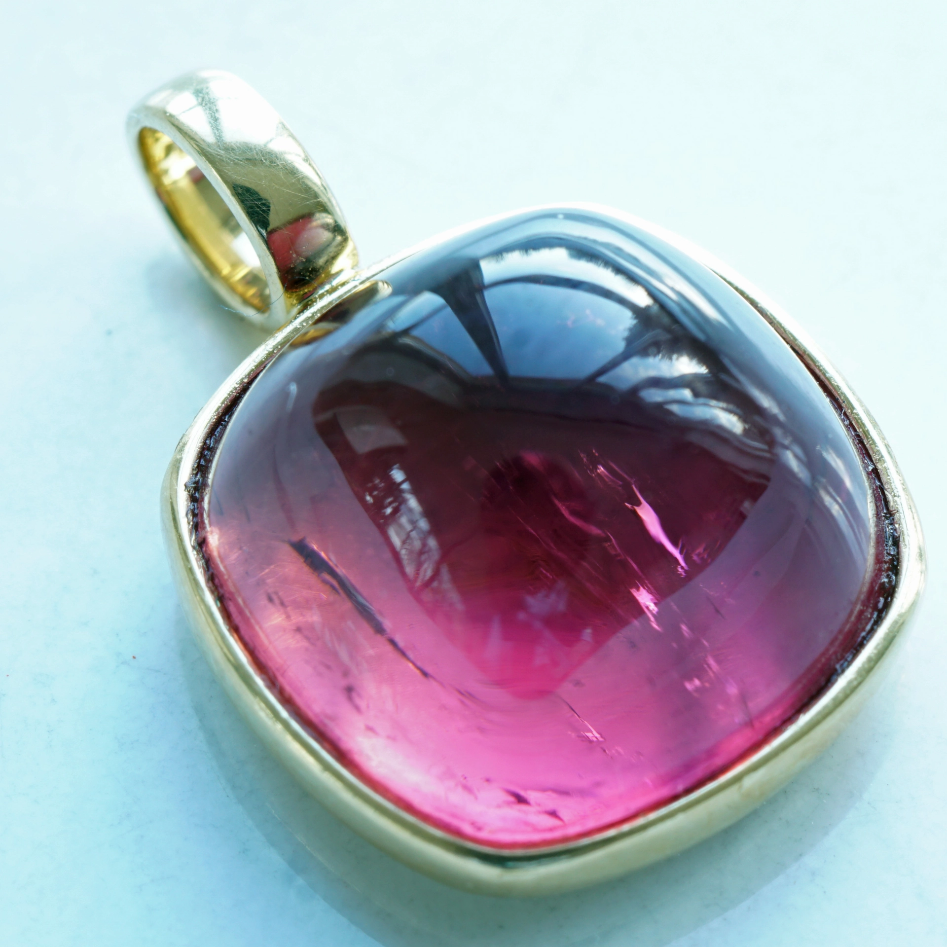Turmalin Anhänger 750er Gelbgold 10.29 ct  AAA+ HIBISKUSROT Cabochon im Antikschliff