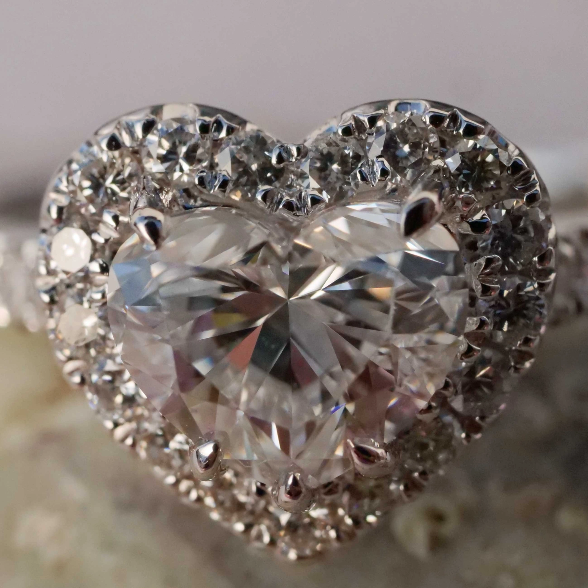 Ring 18 kt White Gold with Heart full cut brilliant approx. 1.00 ct, E (very fine white) / VVS2(very small inclusions), with GIA report