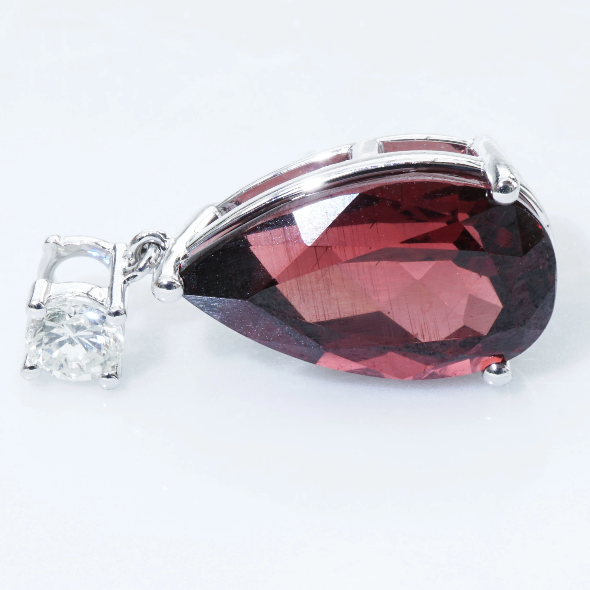 Rhodolite Diamond Pendant with IGI Certifikate....what kind of red