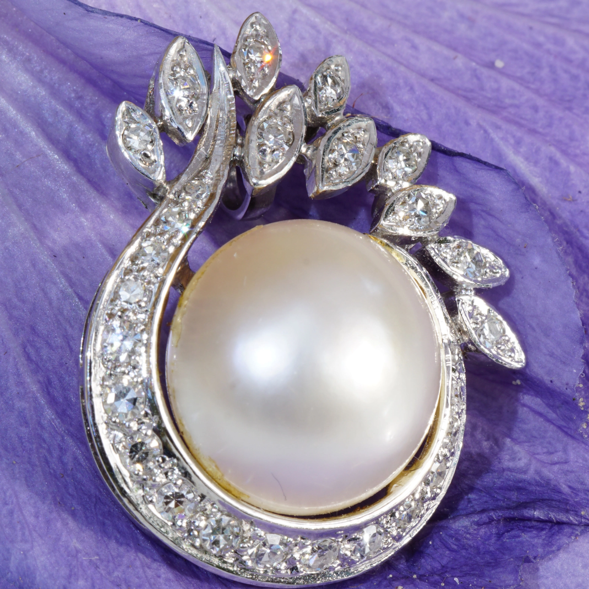 Mabe Pearl Brilliant Pendant..festive 0.60 ct TW VS 7 Grams