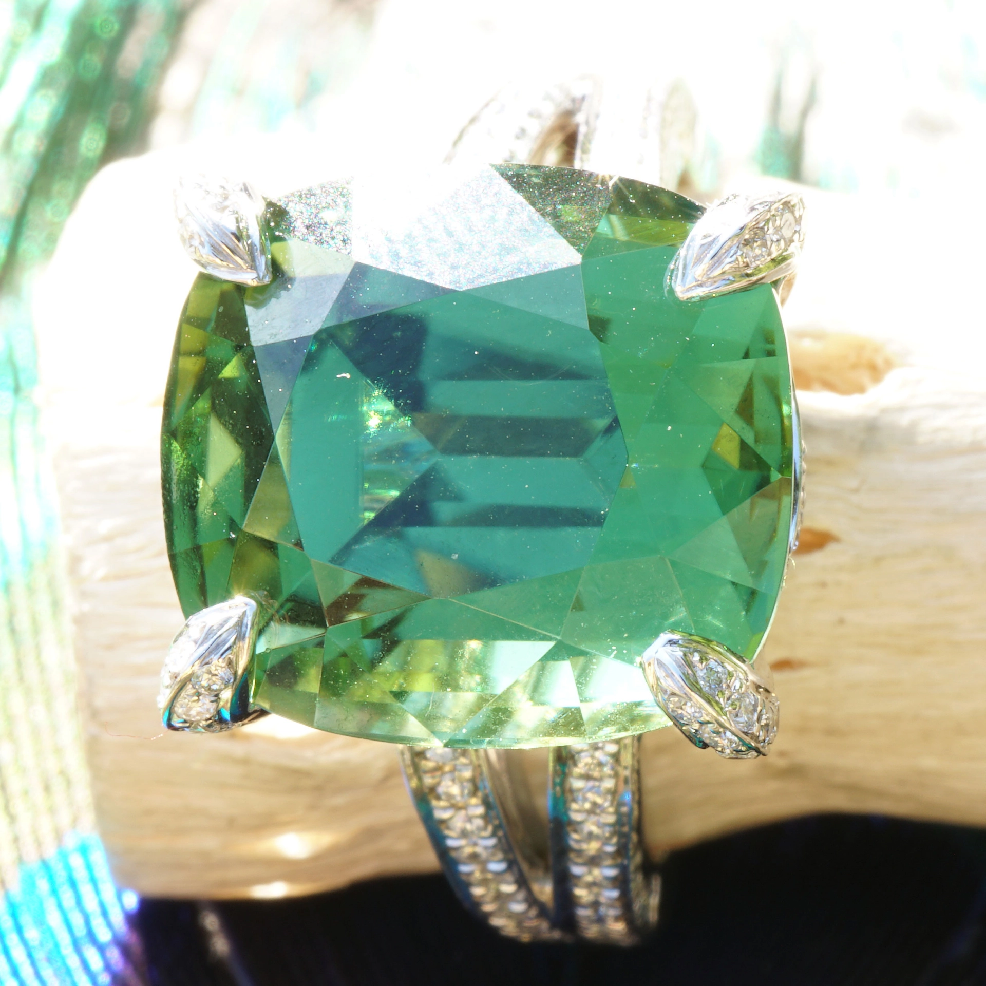 what a kind of magic...a magnific green light mint tourmalin, 14.64 ct, loupeclean
