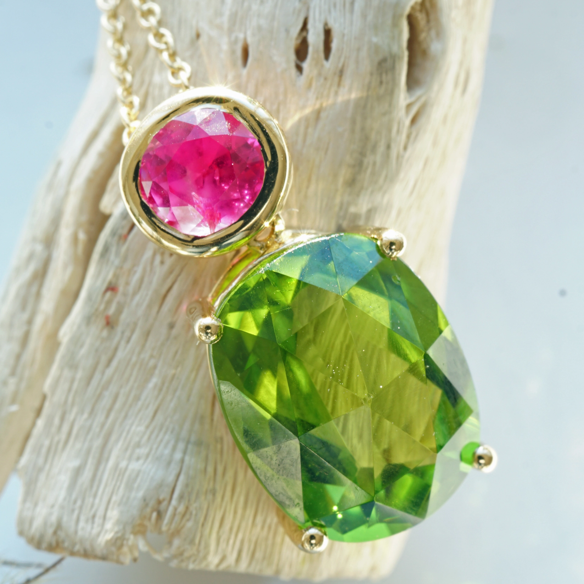 Rubin Peridot Anhänger m. Kette 750er Gelbgold 5.11 ct 0.63 ct AAA+