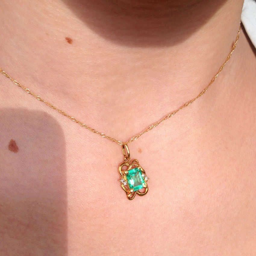 Anhänger mit Kette im Jugendstil, 750/-GG.