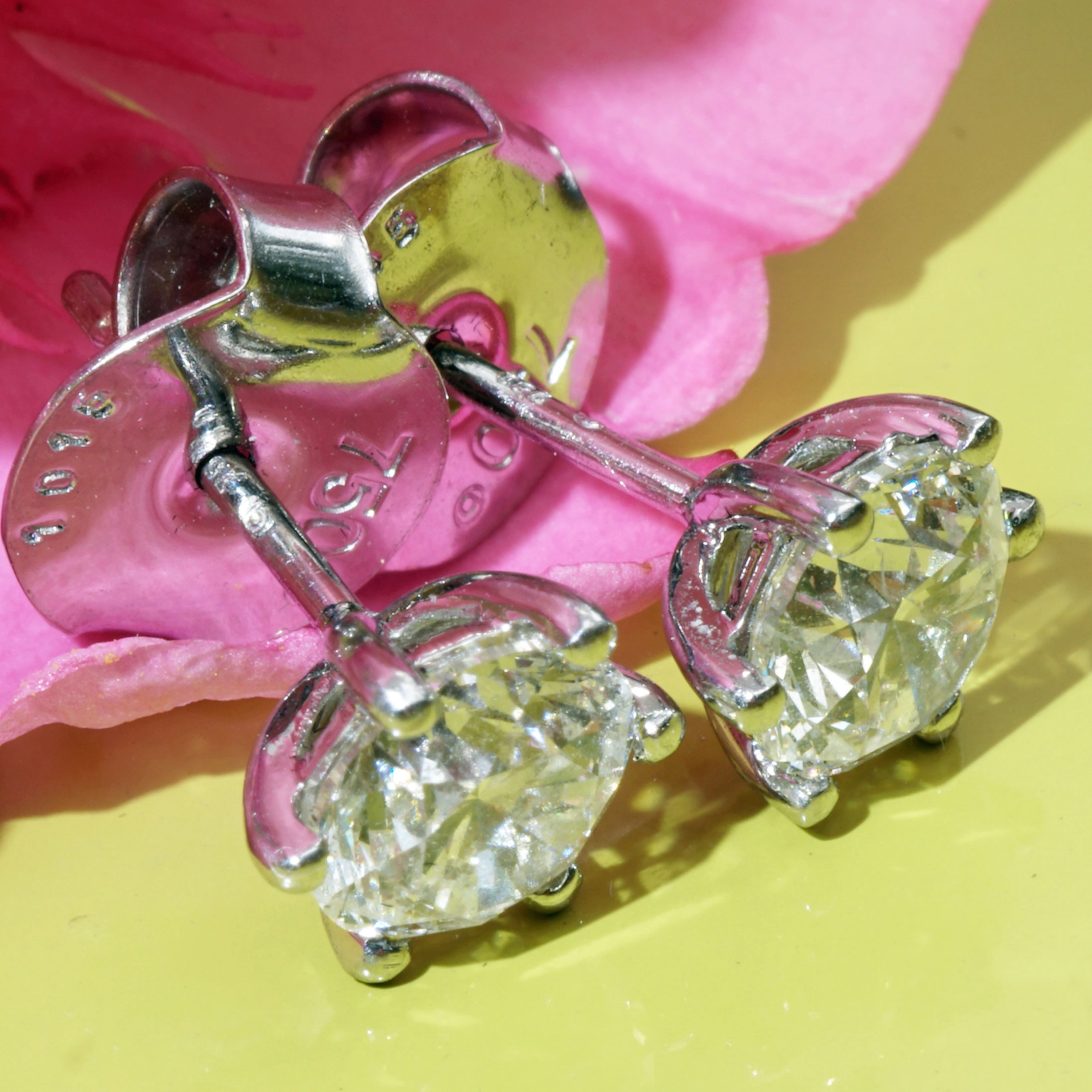 GIA certified full Cut Brilliant Earrings total 2.03 ct W / SI2 White Gold 18 kt