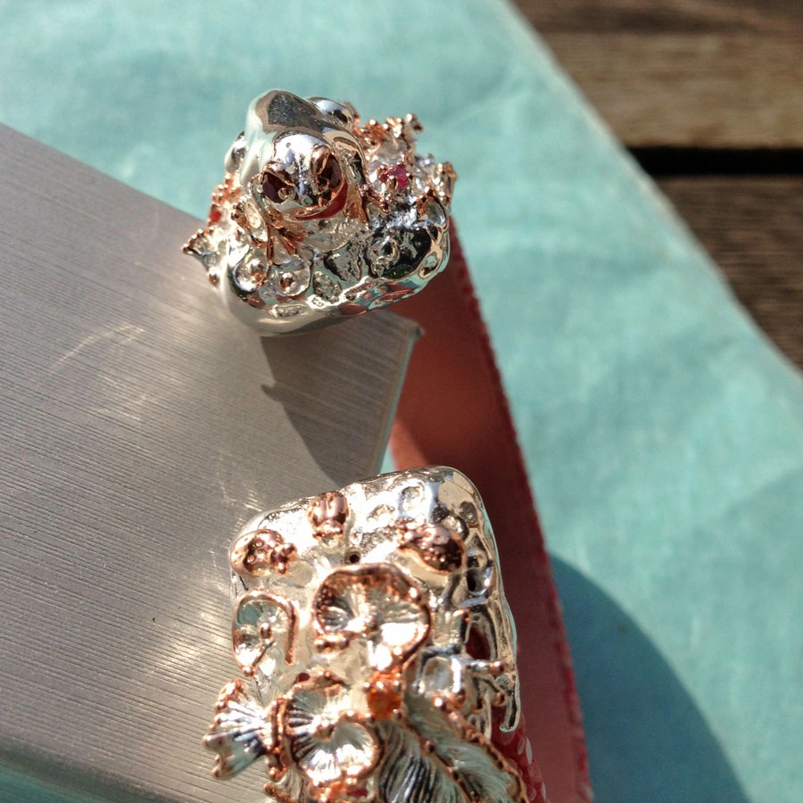 Rochenleder-Armreif mit Froschmotiv und Saphiren, 925/-Silber/vergoldet, Handarbeit, SW 490.-Euro
