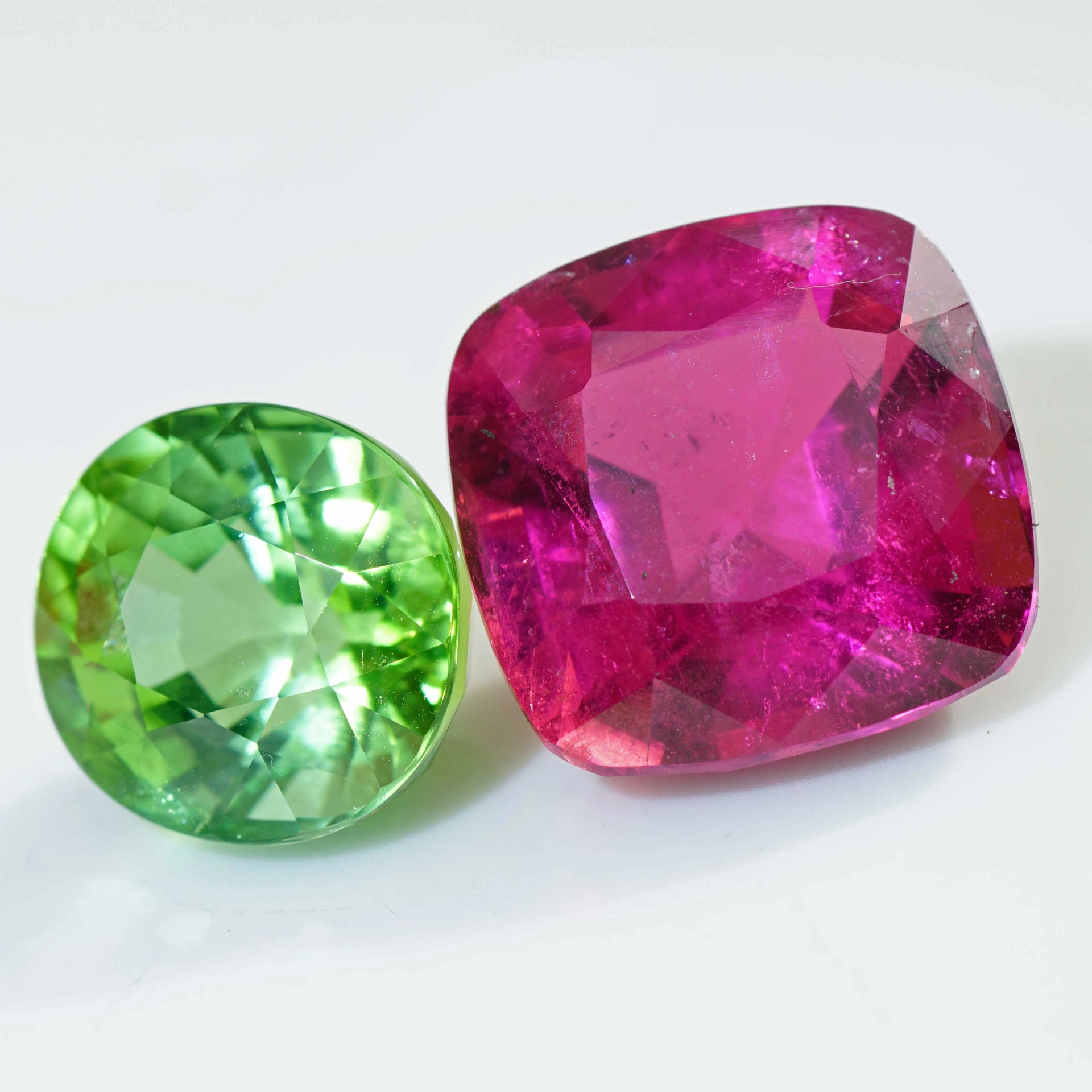 Rare Rubellite from Afghanistan 23.10 ct red-pink Exception of Luminosity AAA+