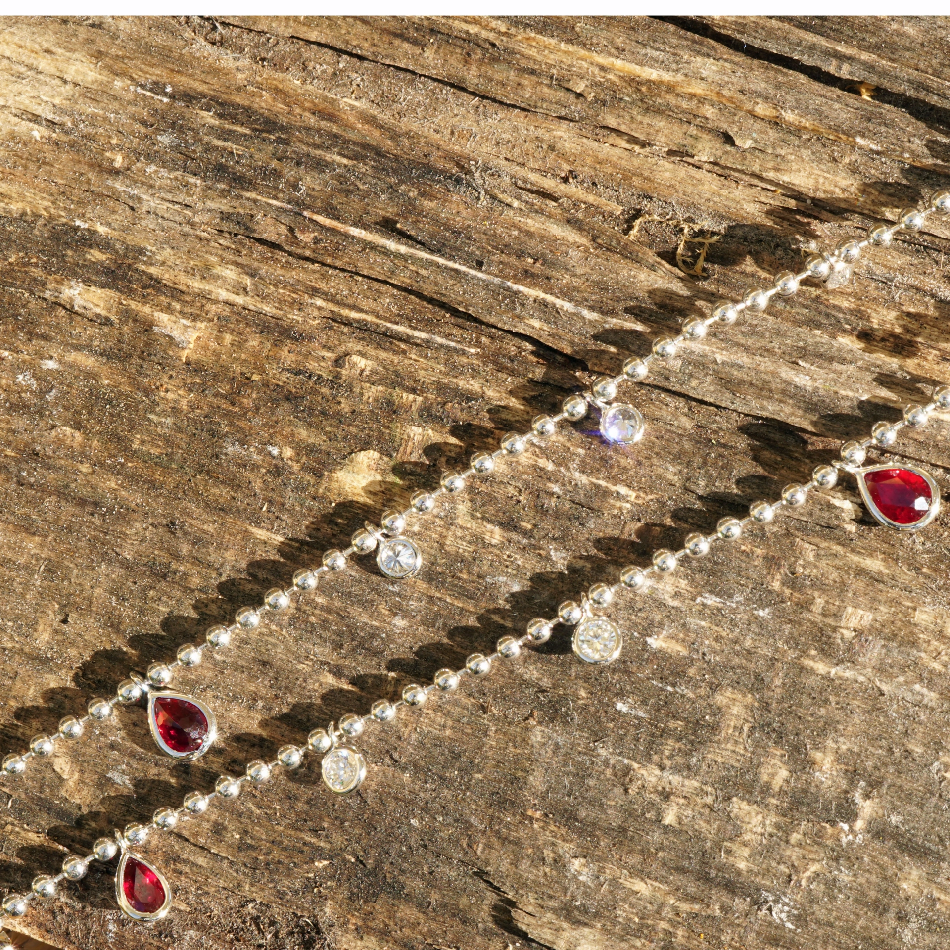 Schmuckzicke_brillant_collier_rubin_pigeonblood_weissgoldSON09272 Three pigeonblood rubies 1.26 ct and diamonds 1.24 ct, TW / VS...what do you want more