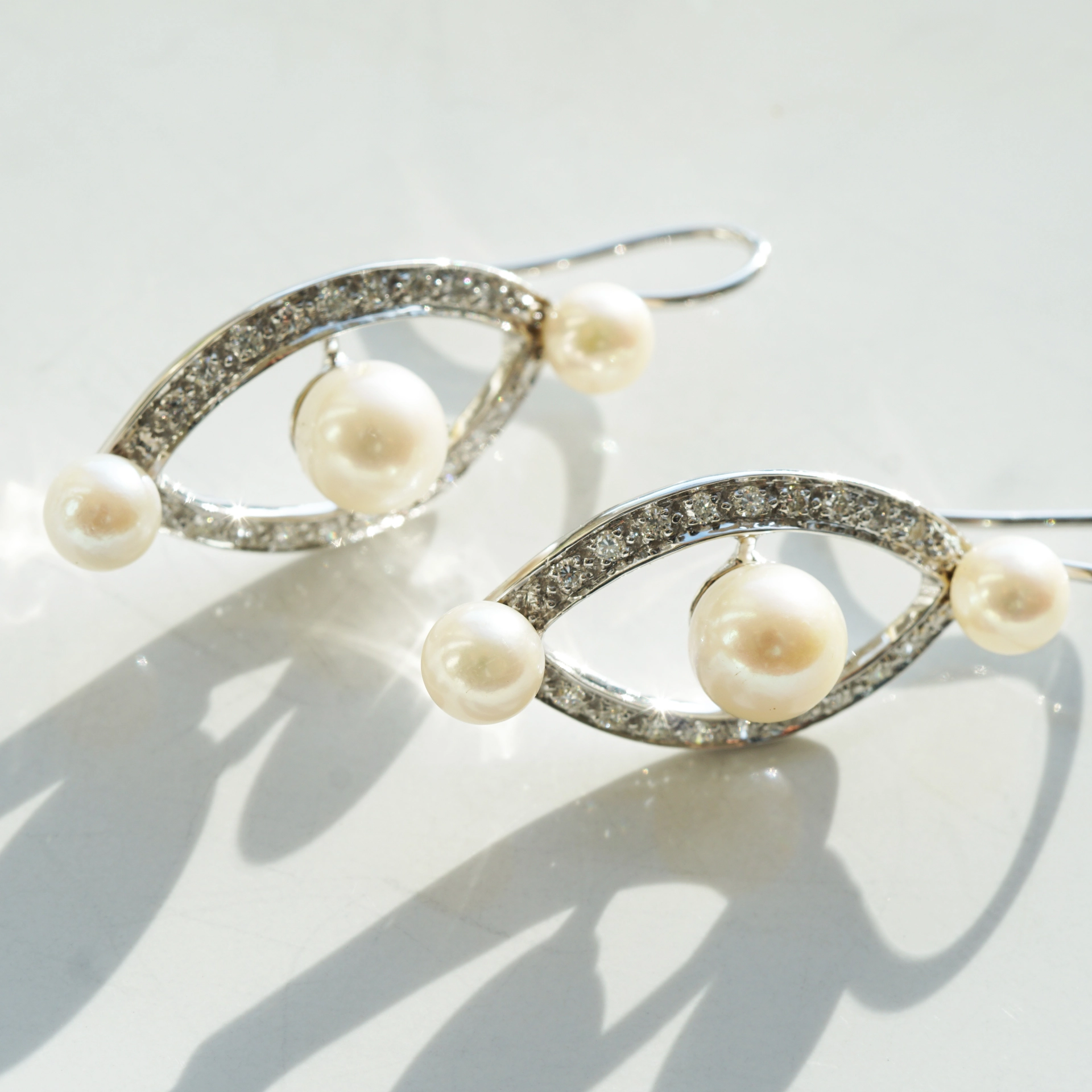 Diamond Pearl Earrings 18 kt Whitegold....Ellipse Revoire