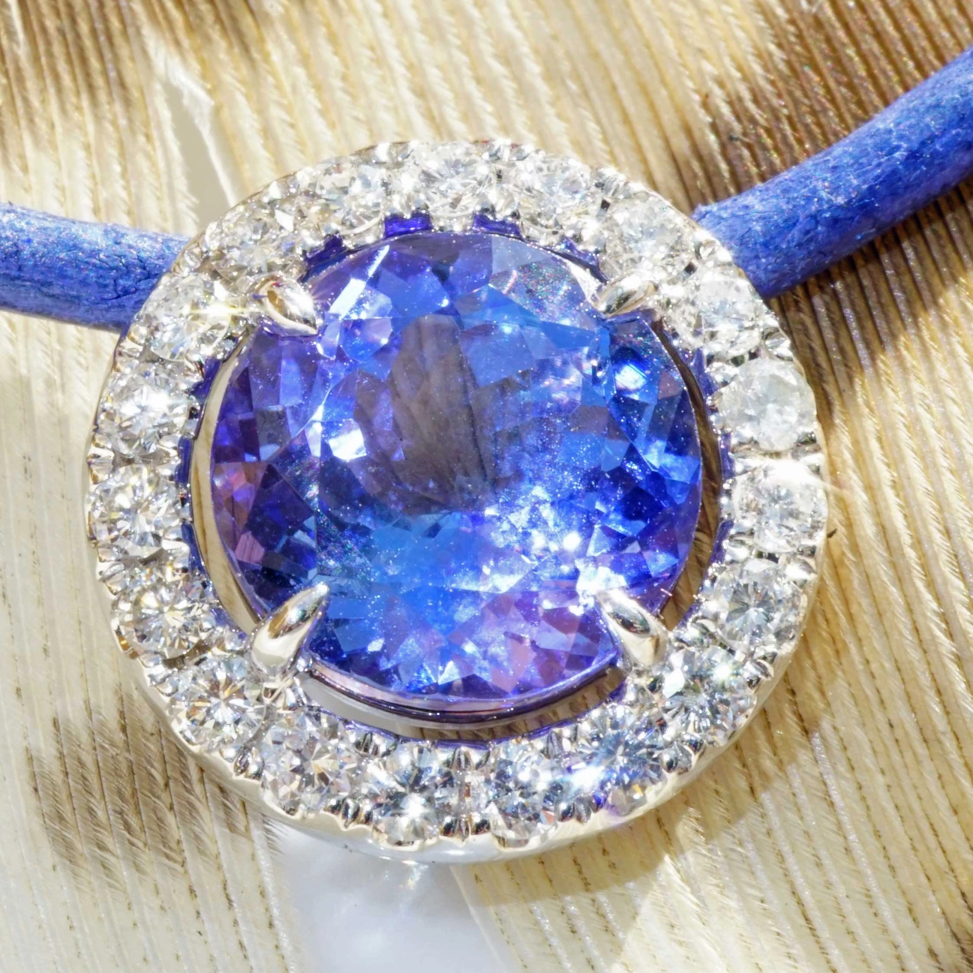 Tansanite Brilliant Pendant 2.86 ct 0.37 ct TW VS..hot blue 18kt White Gold...great Color