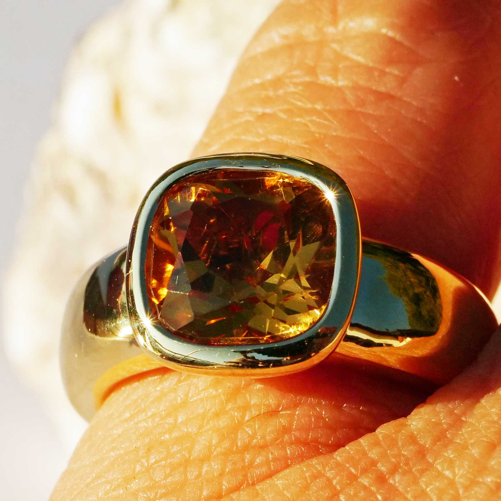 Citrin Ring 750 Yellow Gold Valenza..... bella Italia.... small Cardinal Ring... so trendy 
