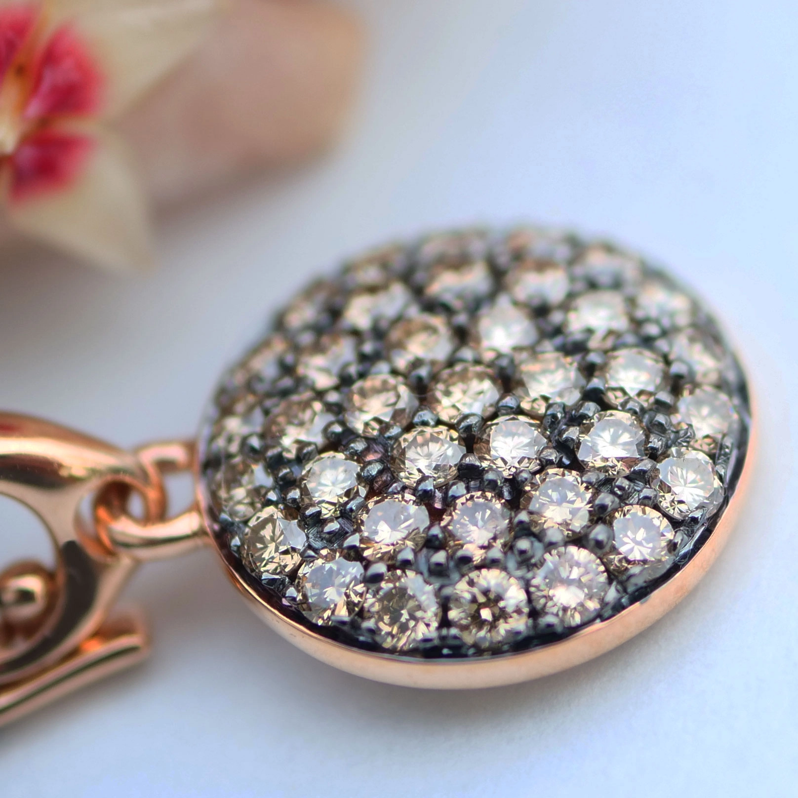 A chic Diamond Pendant that convinces....18 kt Rosegold made in Italy