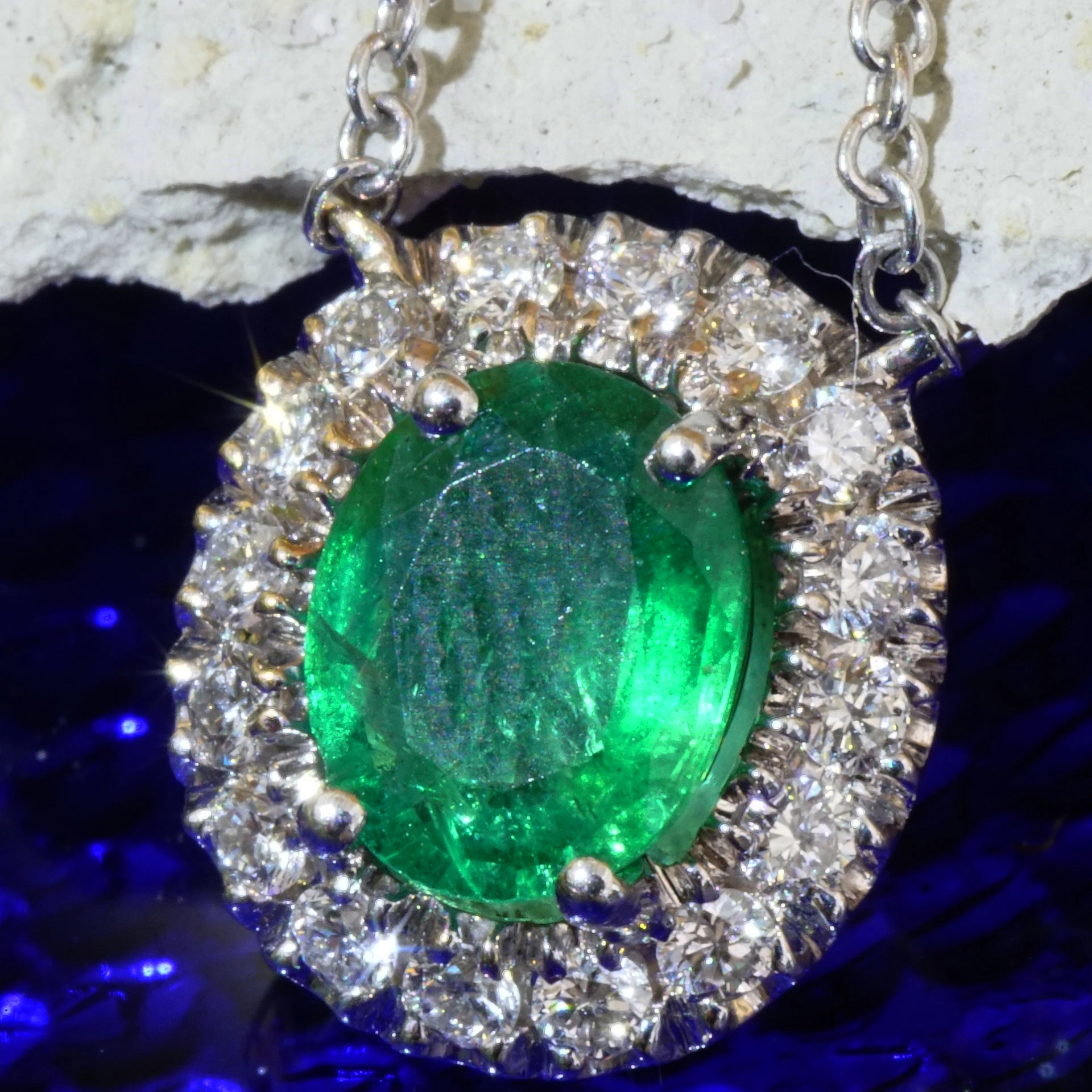 Diamond Emerald Necklace....18 kt Whitegold....bright green Emeraldcolor
