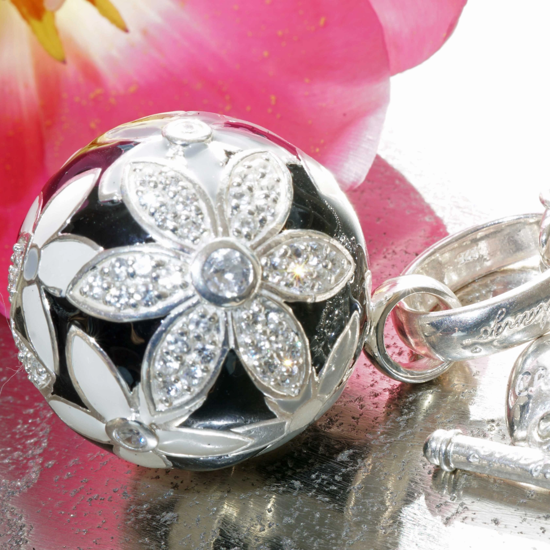 Chilango Pendant Faberge white black Flower with Circonia 925 Silver Enamel