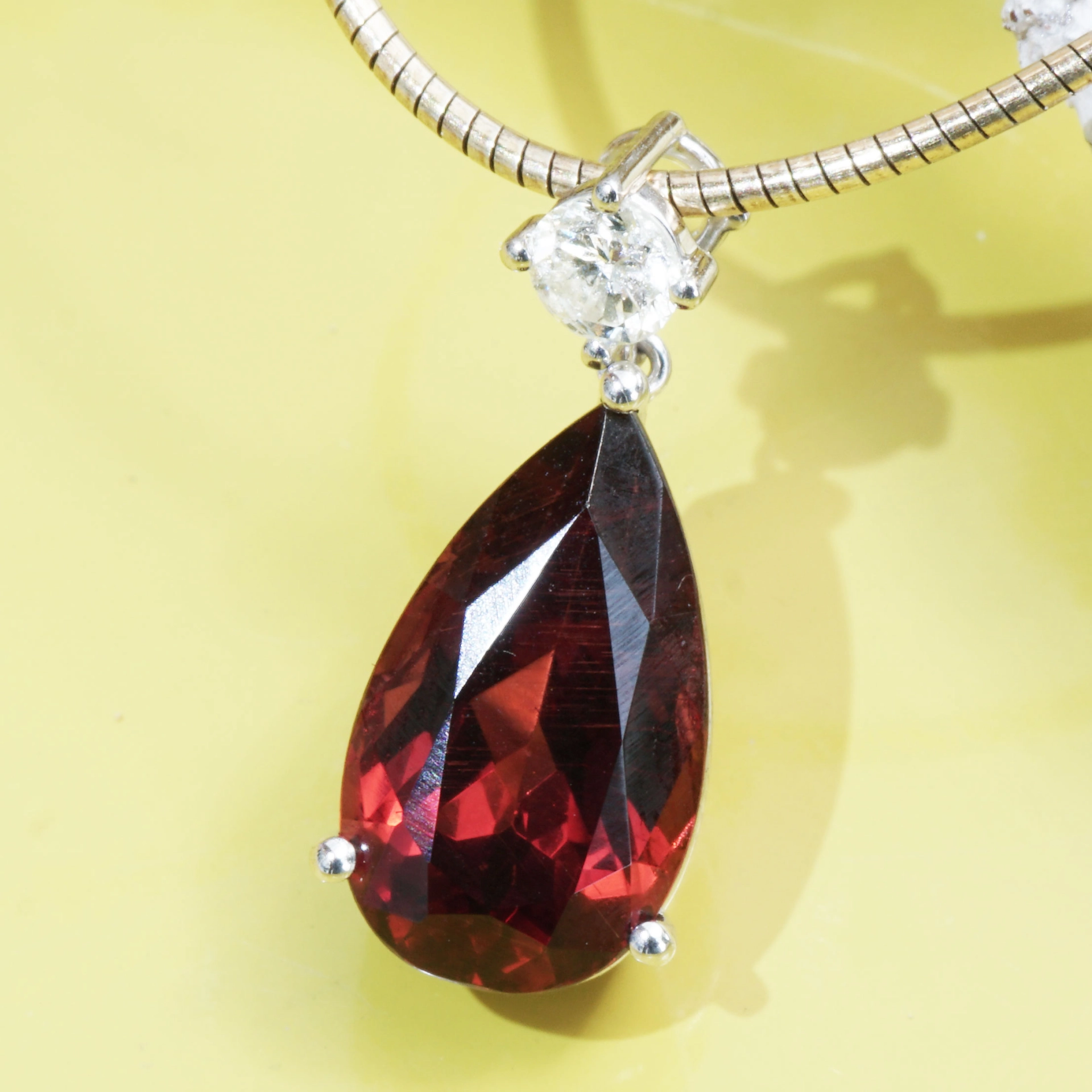 Rhodolite Diamond Pendant with IGI Certifikate....what kind of red