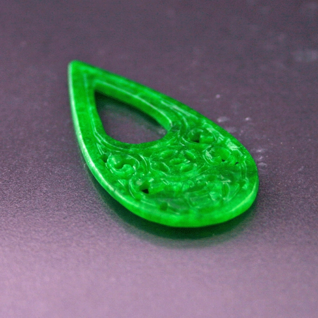 Jadeit-Amulett, ca. 5 x 2,3 cm