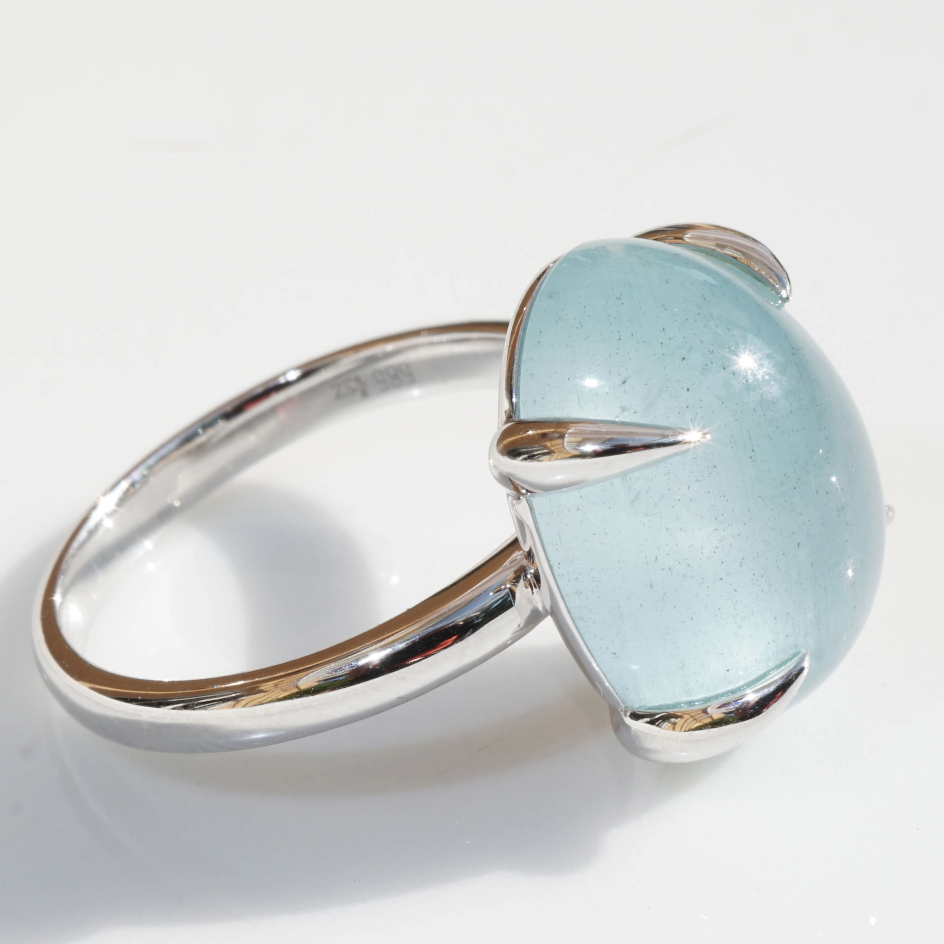 Aquamarin Ring 18 kt White Gold ...magic Light