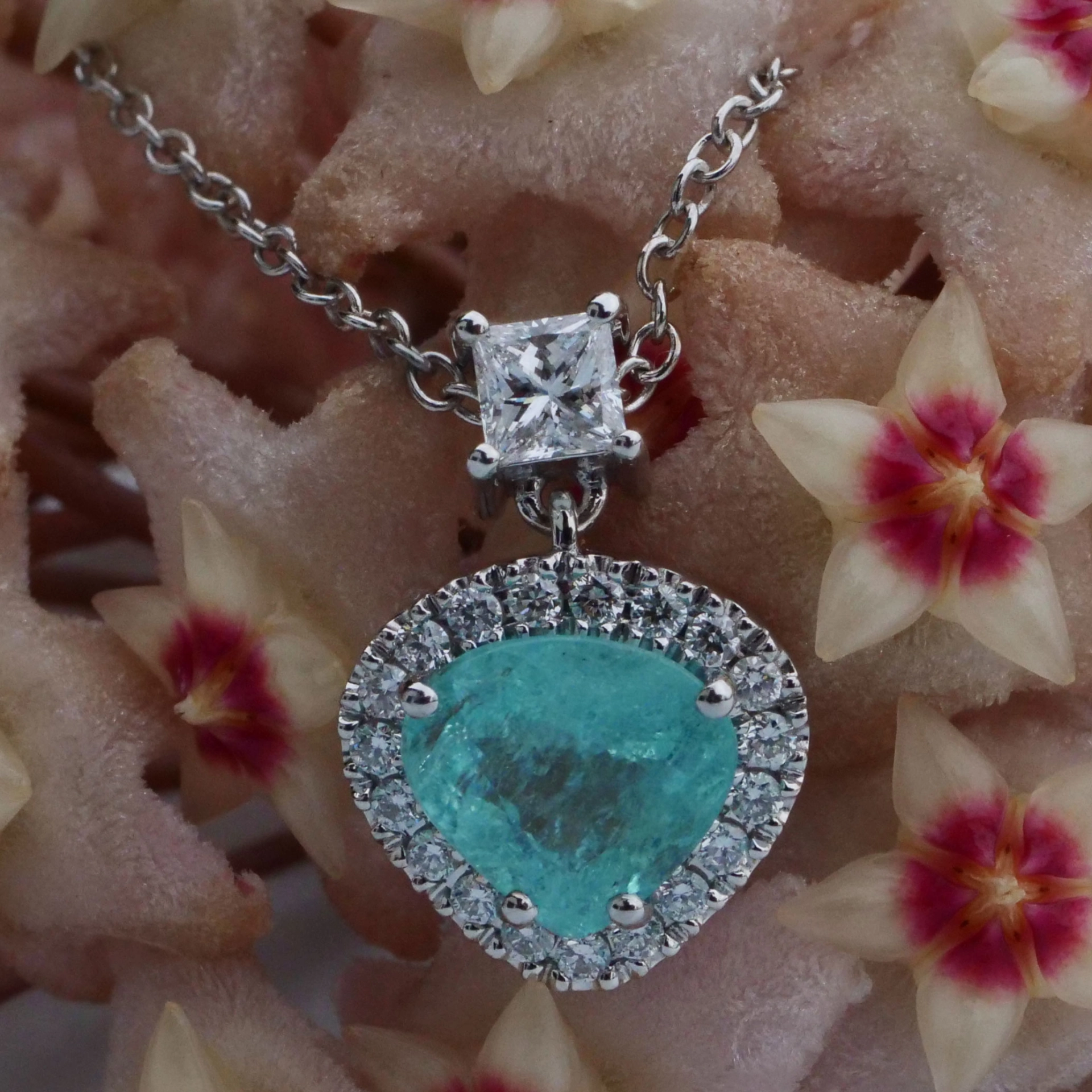 great paraiba turmalin of 128 ct, AAA brilliant. swimmingpool blue-green 18 kt whitegold
