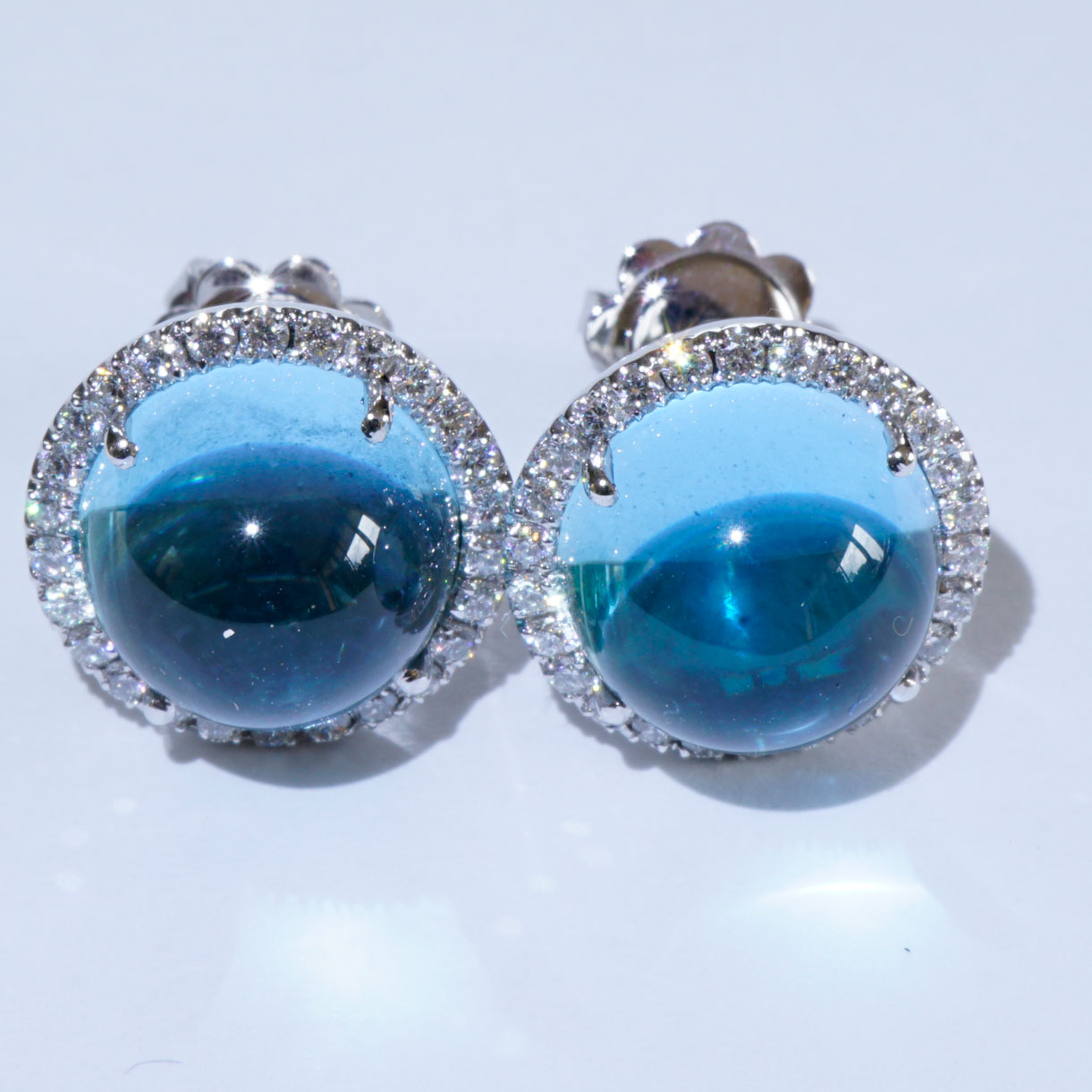 Bluetopas Brilliant Earstuds..deepblue Bubble...18 kt Whitegold....magical World