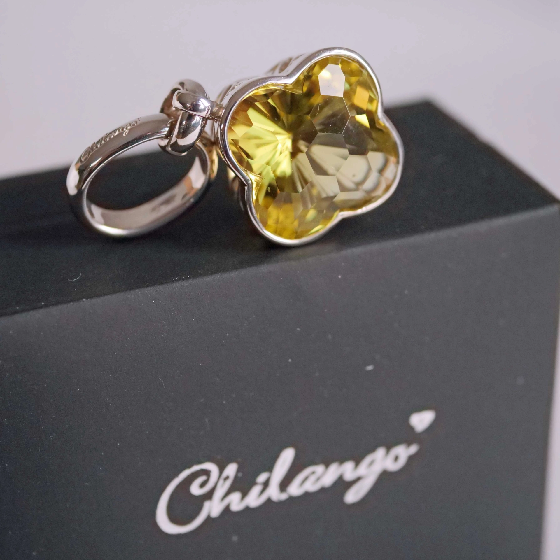 Chilango Pendant Diamond BR Honey Cut with Lemon Quarz cool neon Yellow Color