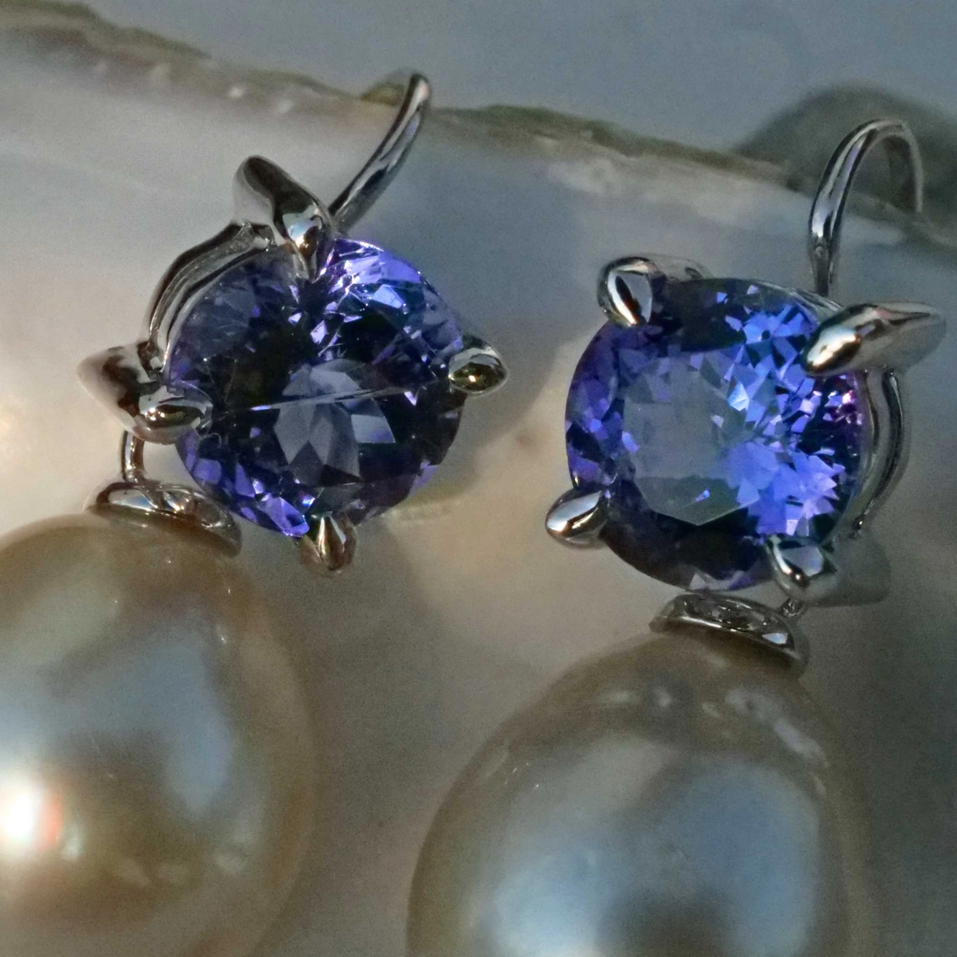 Tansanite South Sea Earrings 18 kt White Gold 3.22 ct...Pearls can be removed