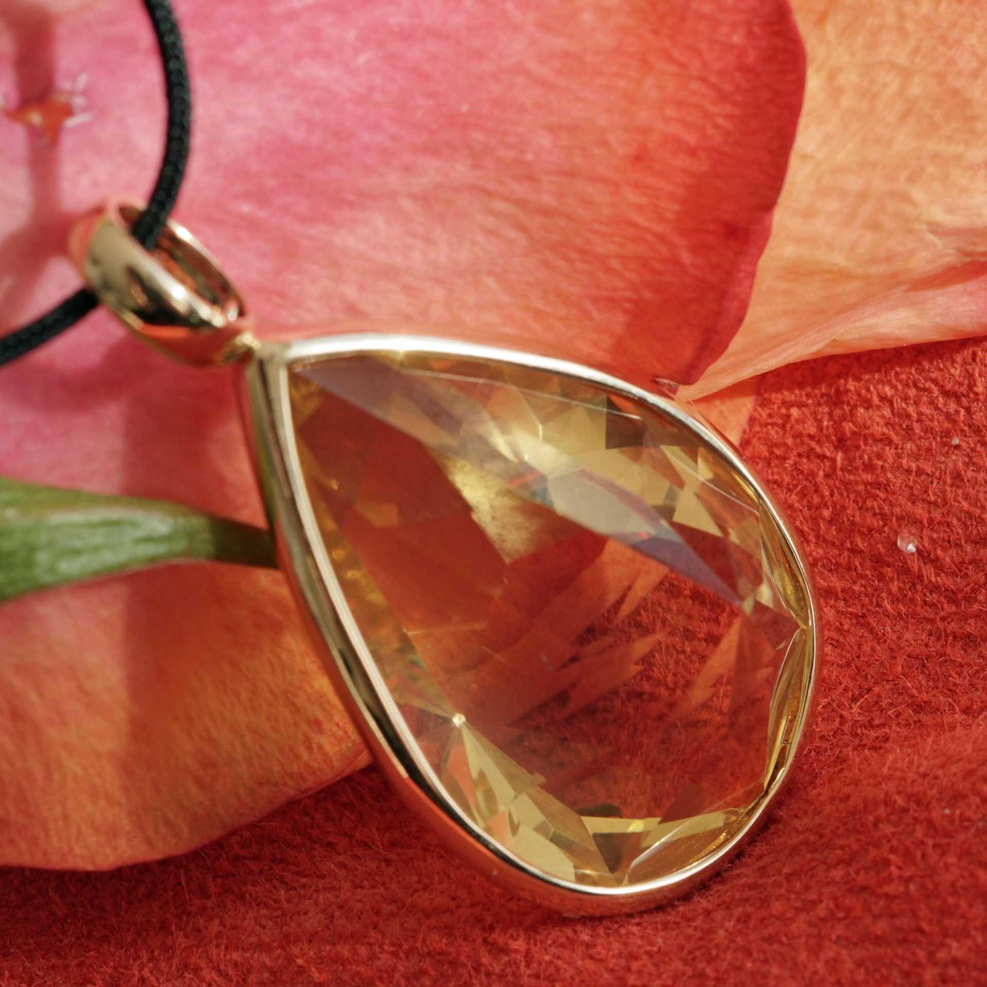 Pendant Citrine 32 ct 750 gold 40x18 mm Set on both Sides