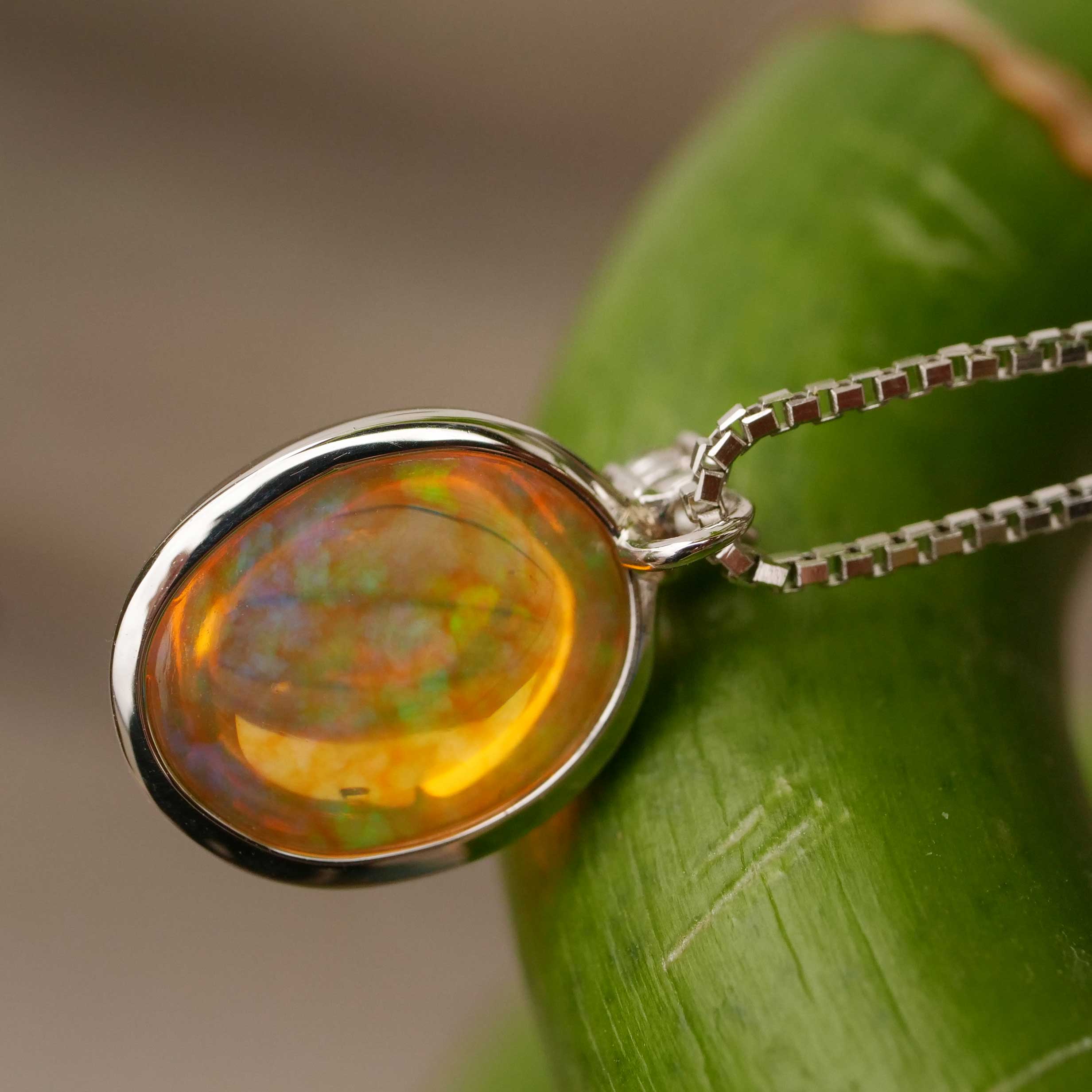 Opal Brilliant Pendant with Chain 900 Platinum 2.98 ct 0.04 ct Fantastic Play of Colors