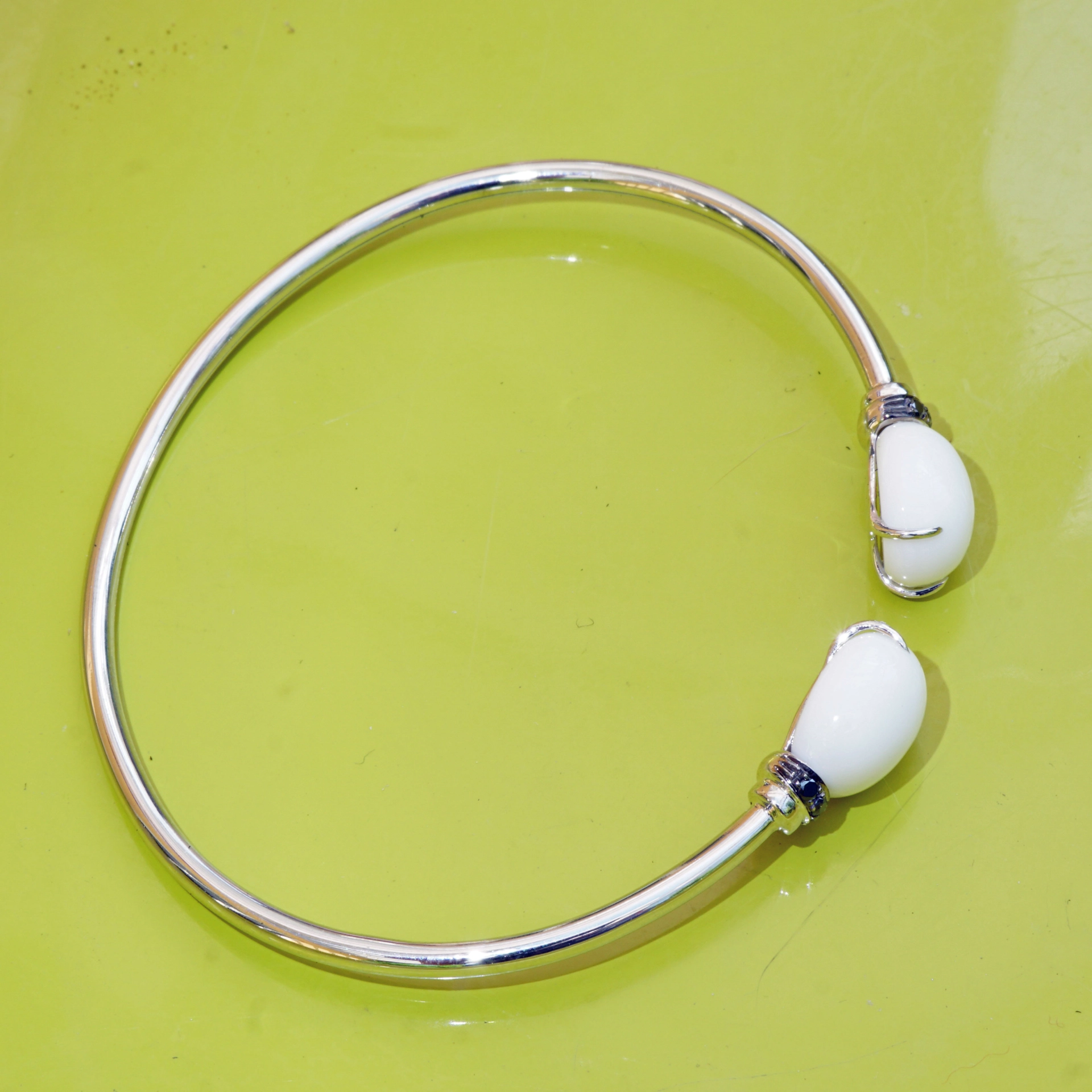 Kogolong Drops 18 kt Whitegold 4.90 ct Bracelet with fine black Diamonds