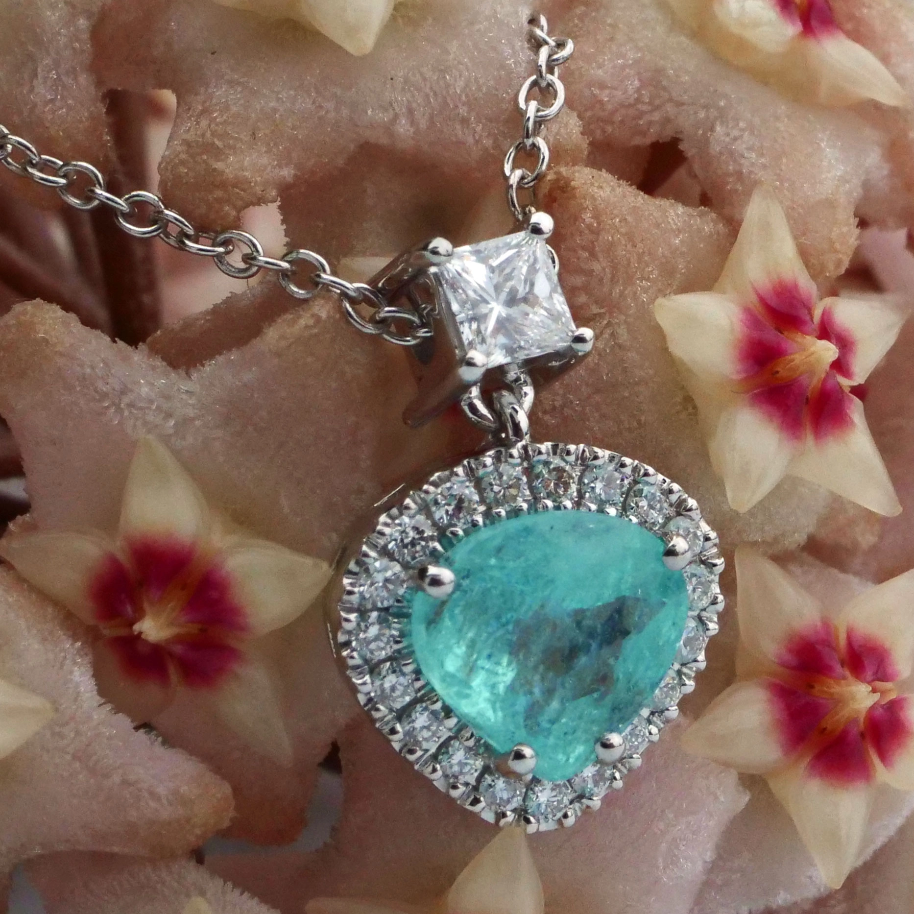 great paraiba turmalin of 128 ct, AAA brilliant. swimmingpool blue-green 18 kt whitegold