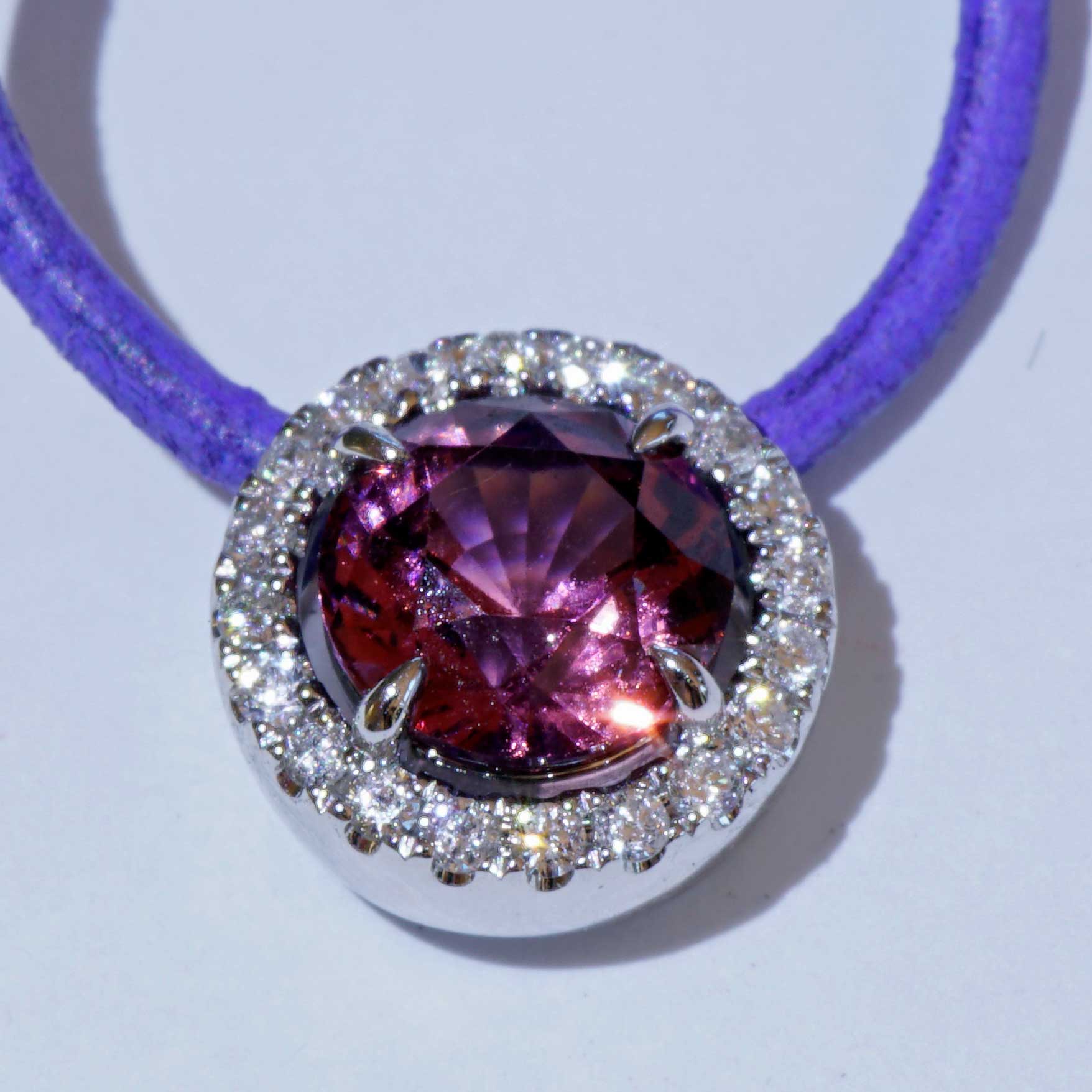Spinel Brilliant Pendant 1.50 ct 0.14 ct TW VS..natural Color pink-violet-aubergine 18kt White Gold