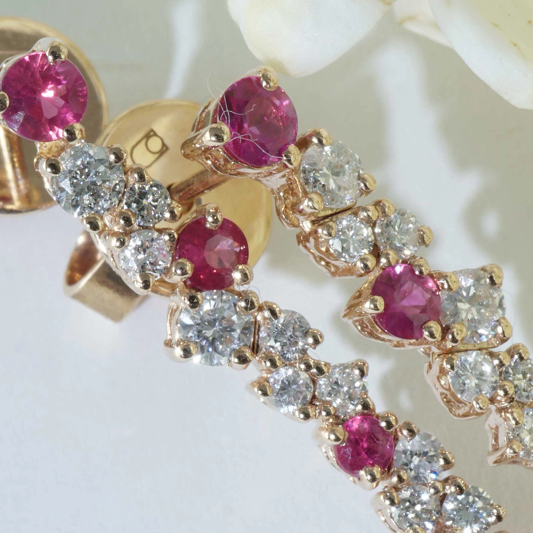 SON04233-Rubin-Brillant-Ohrhaenger-750er-Rosegold-0-40-ct-0-56-ct-unlimited-Glory-tolles-Design Ruby Brilliant Earrings 18 kt Rose Gold...for a glorious Appearance
