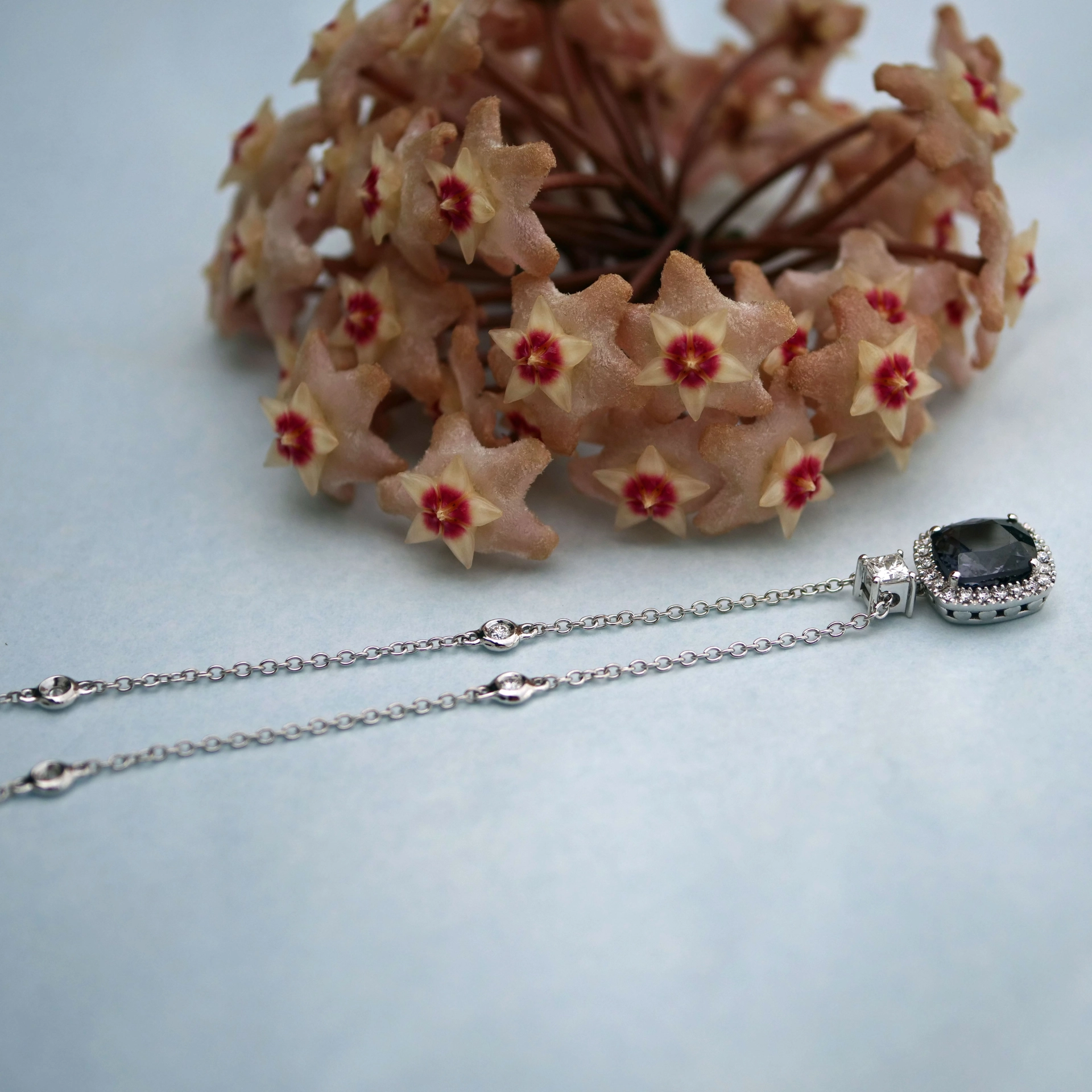 Grey-Blue Spinel Diamond Necklace 2.45 ct AAA+....Great Luminosity 18 kt Whitegold