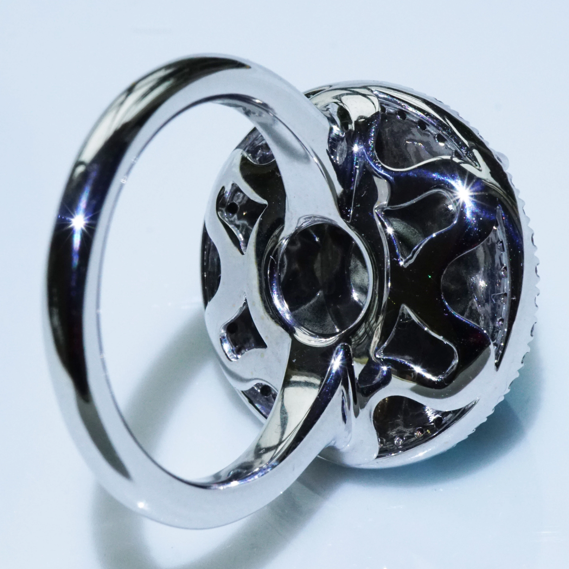 Bluetopas Brilliant Ring...deepblue Bubble...18 kt Whitegold....magical World