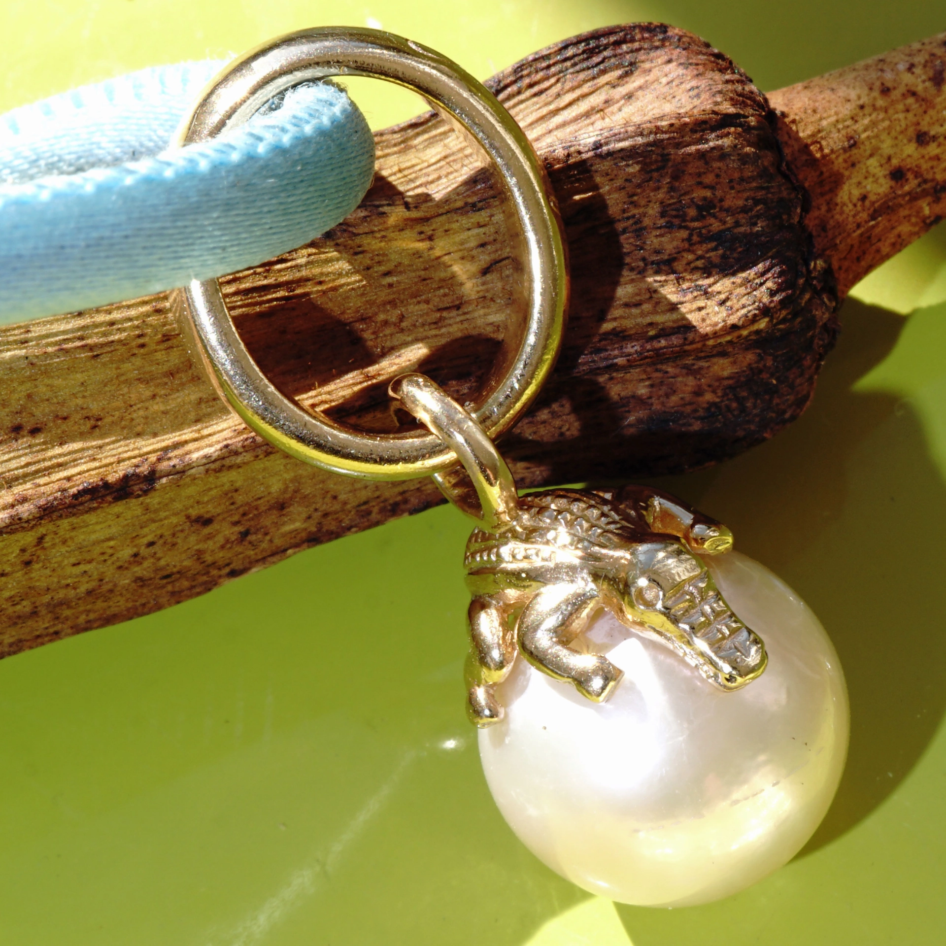 The best Silver Jewelery forever....Pendant Crocs Pearl