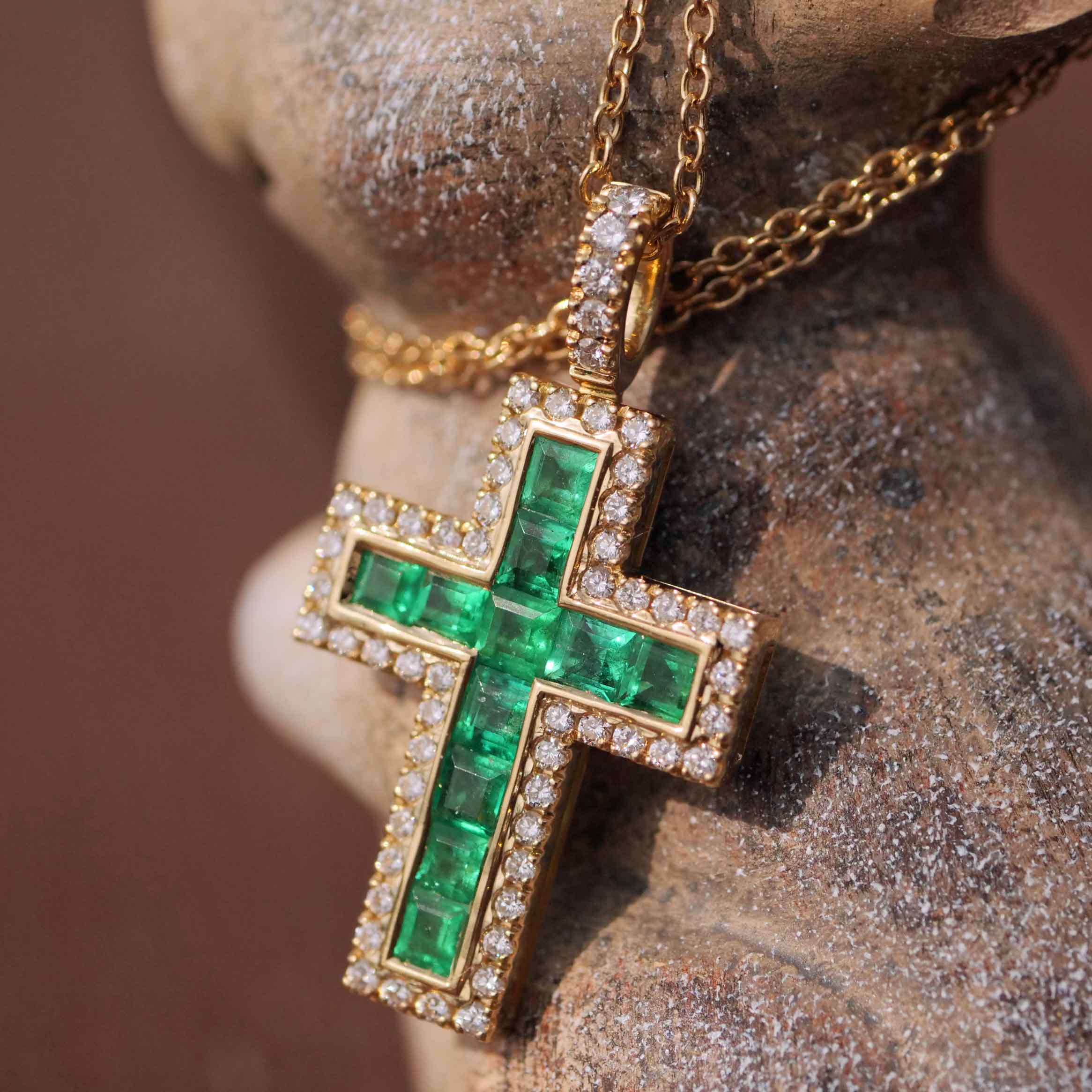 Bright Green AAA+ Panshir Emerald Brilliant Cross with Chain in 750 Yellow Gold - 0.98 ct 0.38 ct TW VS