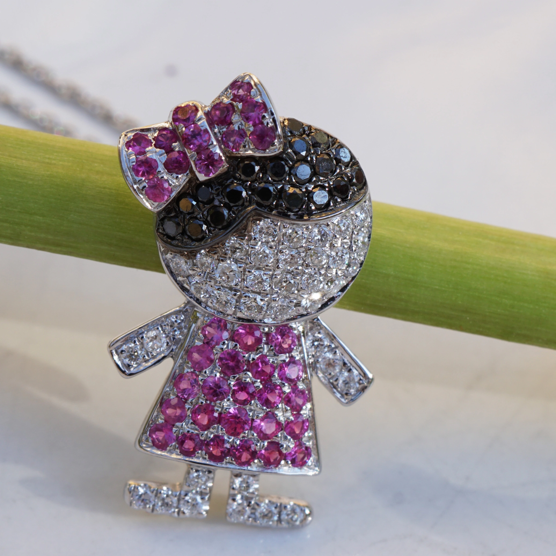 Mädchen Collier 750er Weissgold Diamanten 0.25 ct pink Saphiren 0.20 ct 20 x 13 mm