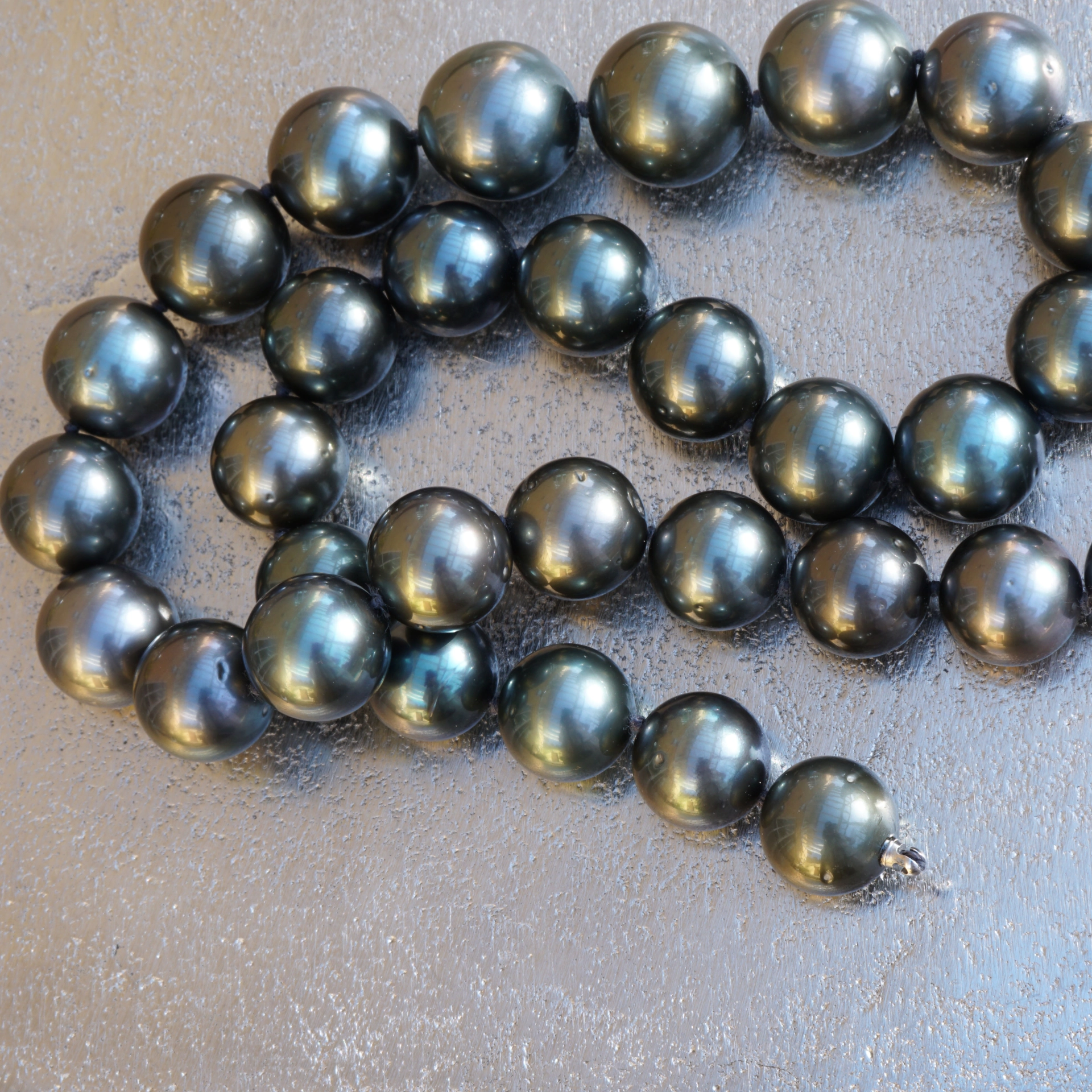Round Tahitian cultured Pearl Necklace in black-dark anthracite AAA+ 8-10,8mm