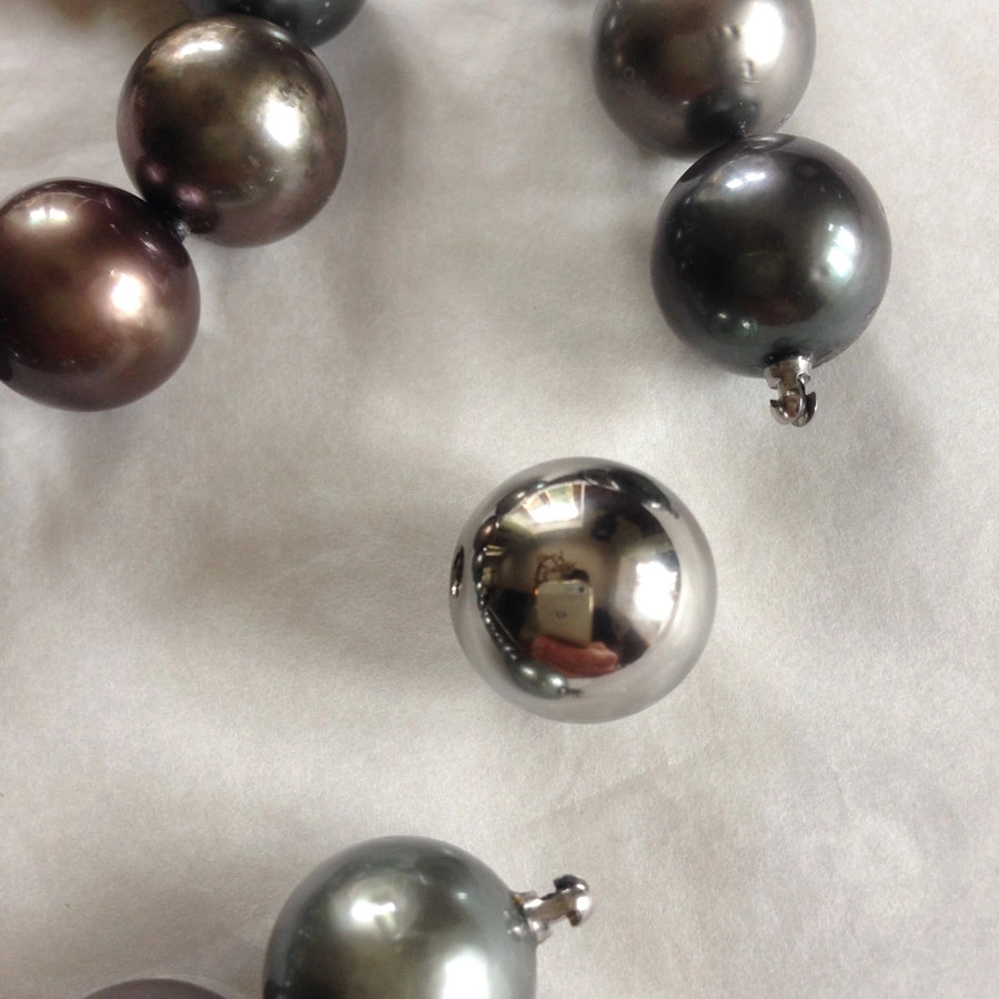 Professionally knoting a pearl necklace