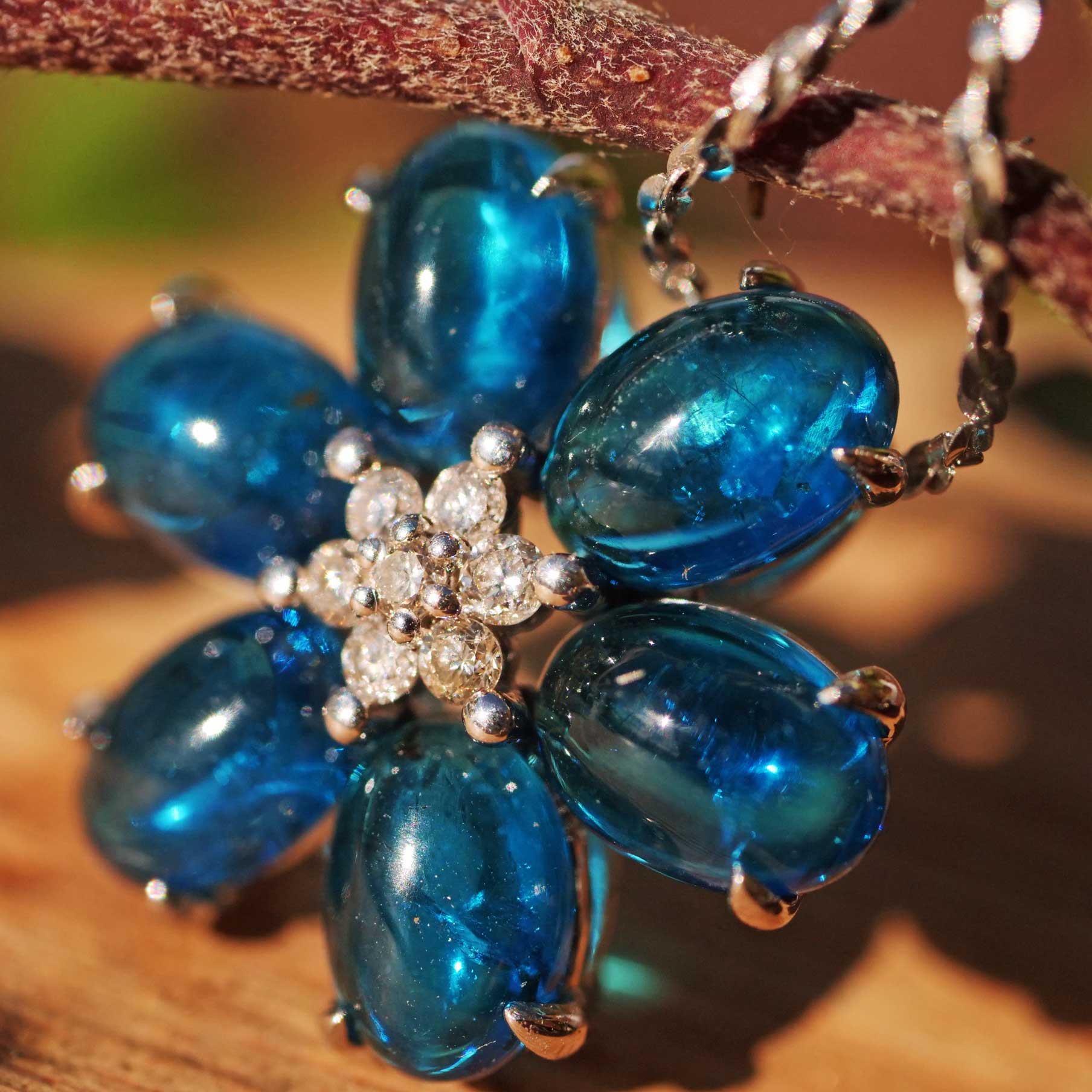 Pendant NEON Colors Apatite and Brilliants 18 kt White Gold 5.45 carats with Chain