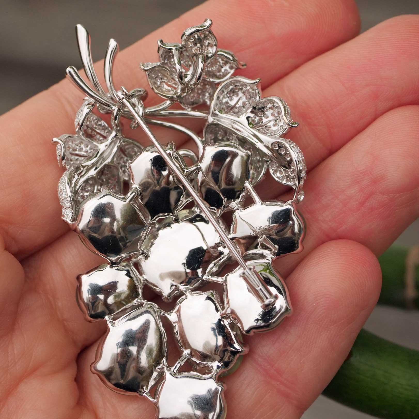 Wine Prehnite Brilliant Brooch with Pendant 750 White Gold 70 ct 2.19 ct TW / VVS-VS 