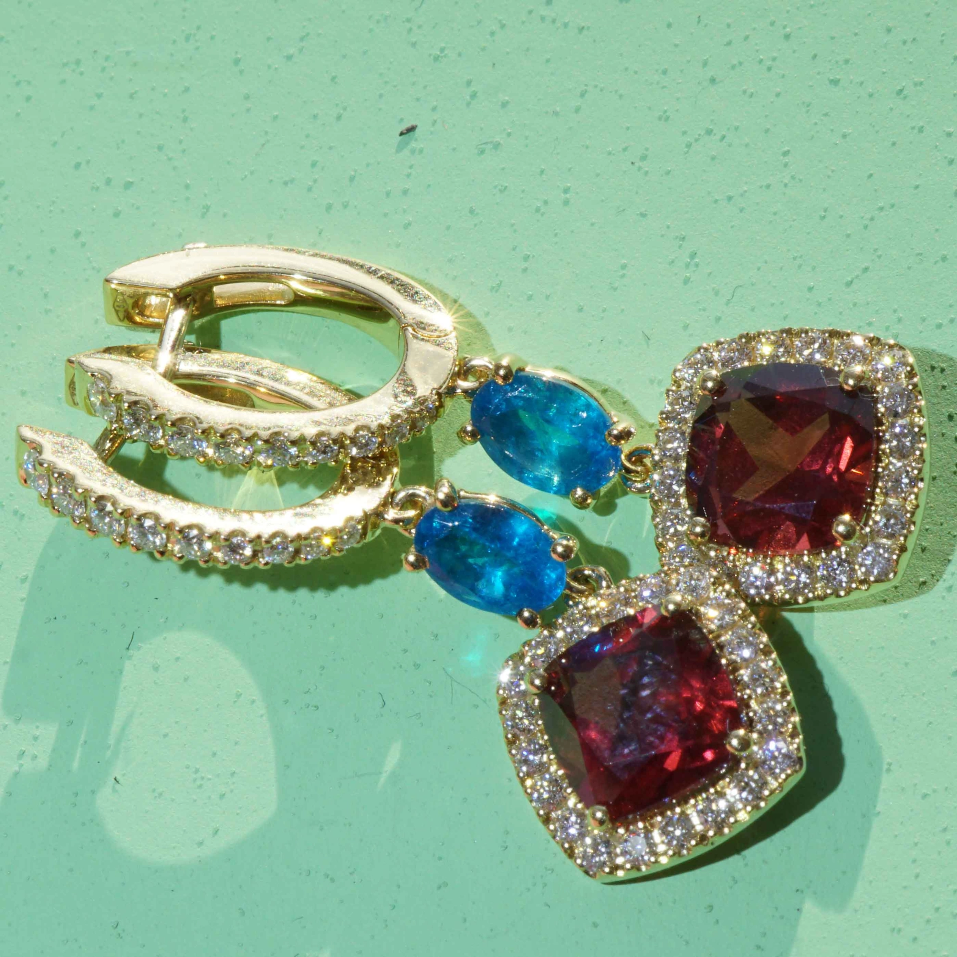 Neon blue paraibacolored Apatite and deepred Garnet Earrings 18 kt Jewellery 