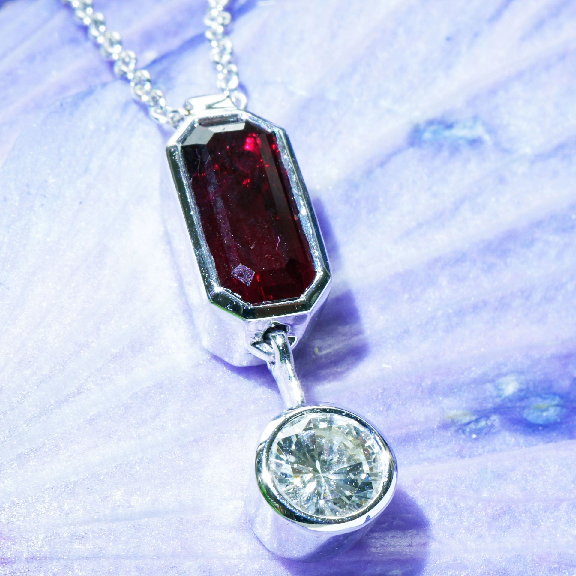 schmuckzicke_Rubin_Brillant_Anh-nger_Kette_750er_Weissgold_unerhitzt_1-03_0-26ct_IGI_High-InvestmentSON09378  Ruby 1.03 ct deep red from Mozambique IGI certificate baguette fullcut diamond of 0.26 ct TCR / VVS1