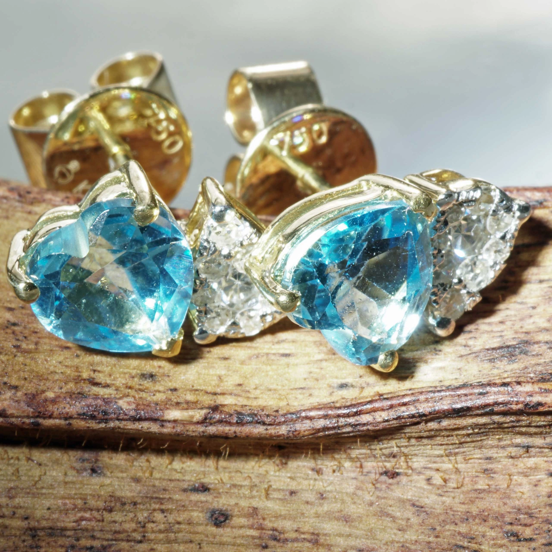 Heart shaped Blue Topaz Earrings 18 kt Yellow Gold with Diamonds
