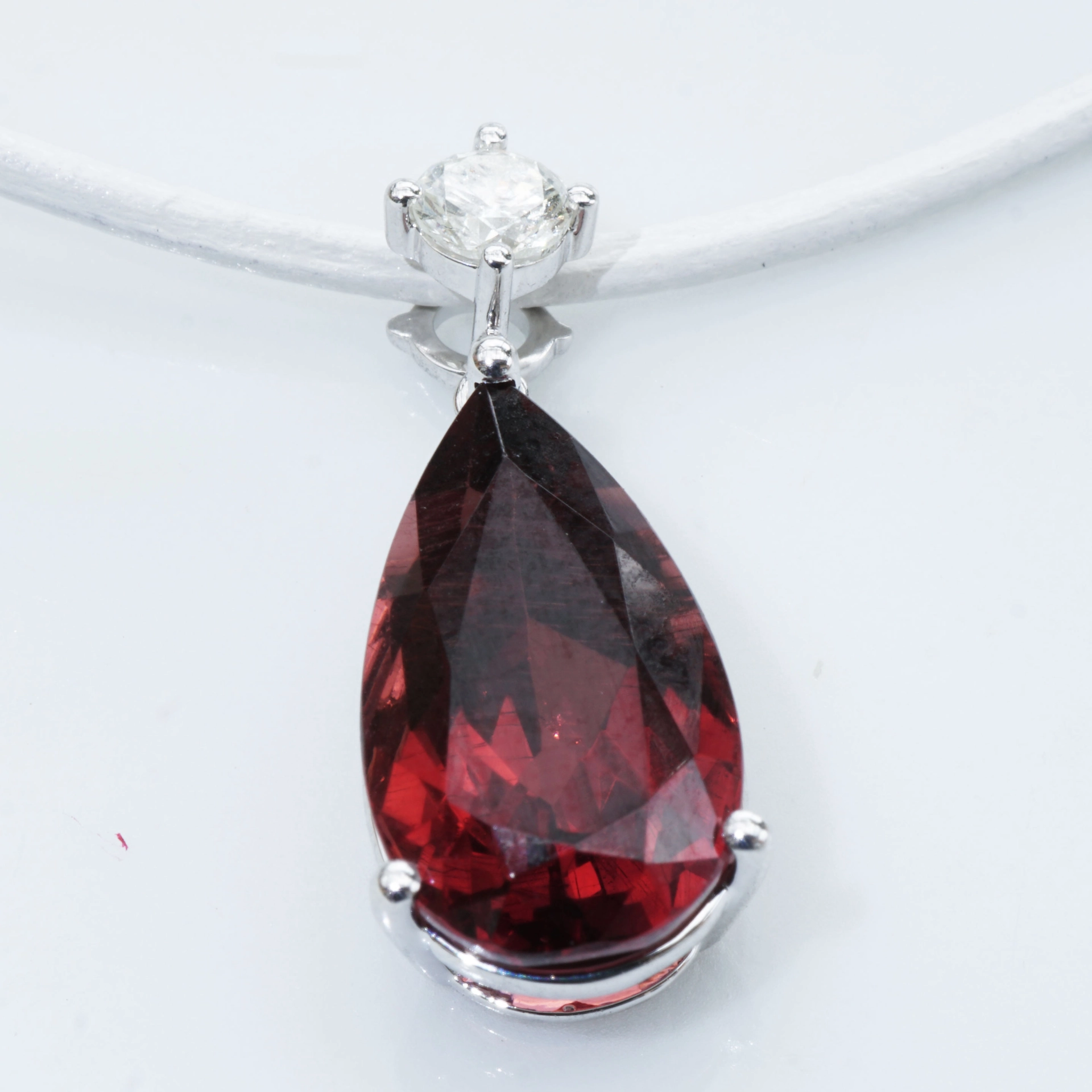 Rhodolite Diamond Pendant with IGI Certifikate....what kind of red