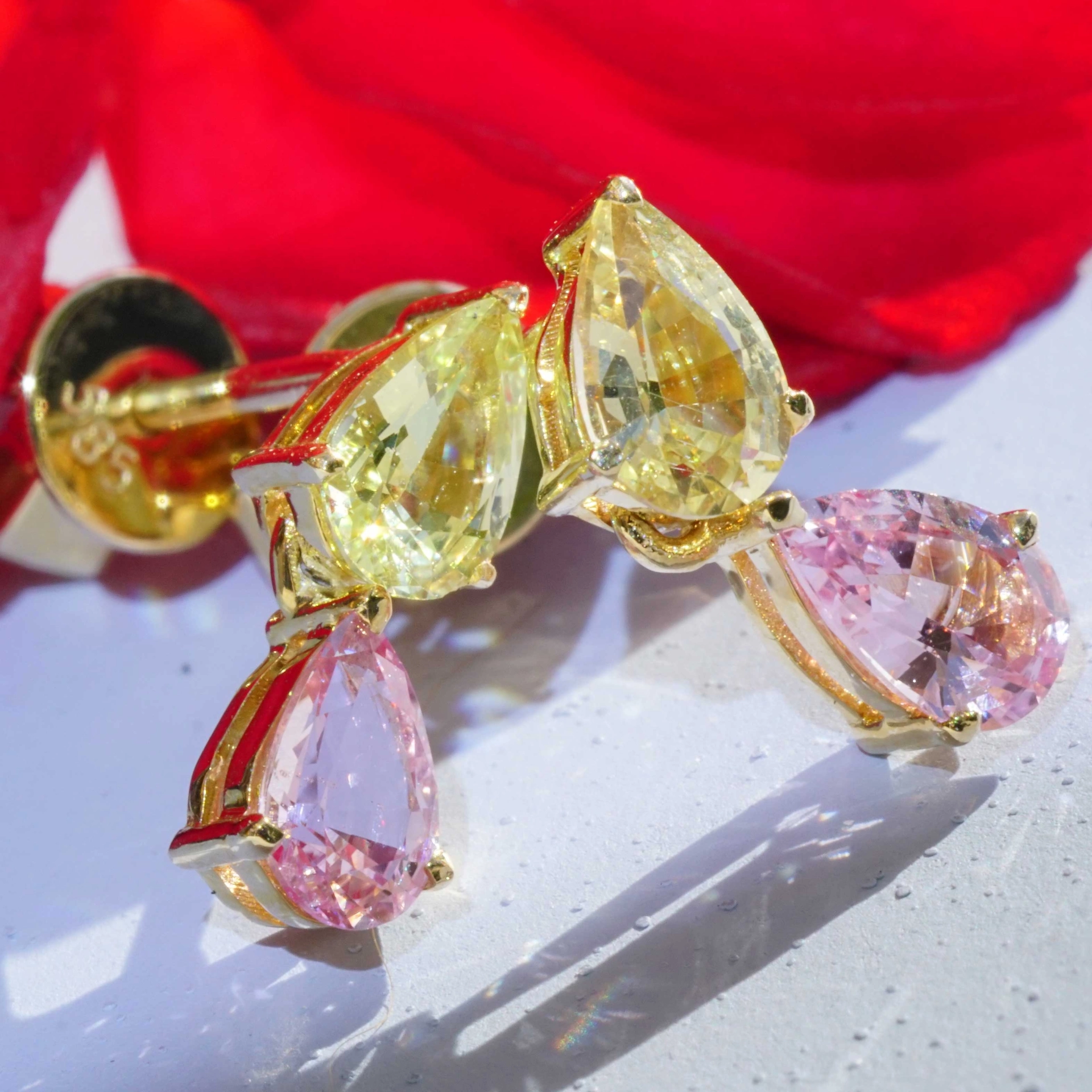 Saphire Earrings pink yellow 18 kt Yellow Gold Ilanka Mine Madagascar