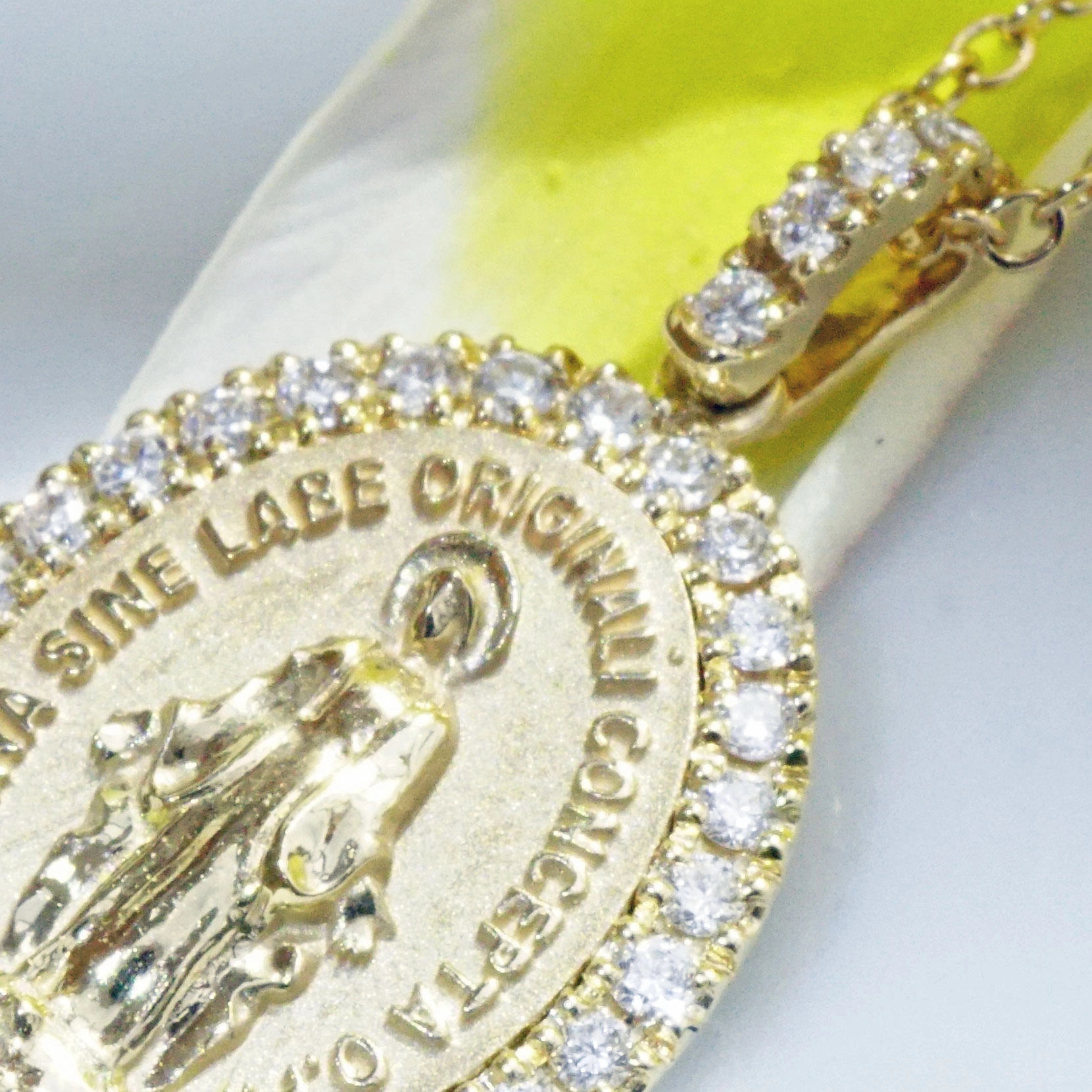 Sweet Madonna Pendant made in Italy, perfectly set in 750 Rose Gold 0.21 ct TW VS