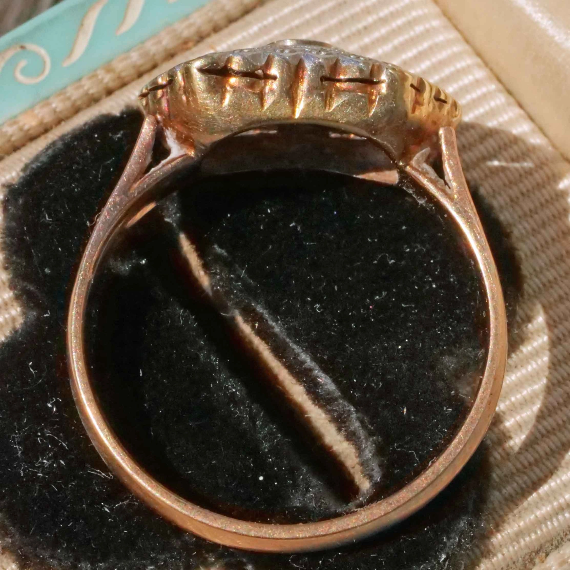 Art Deco Ring Diamonds total 0..22 ct 14 kt Gold..dazzling History