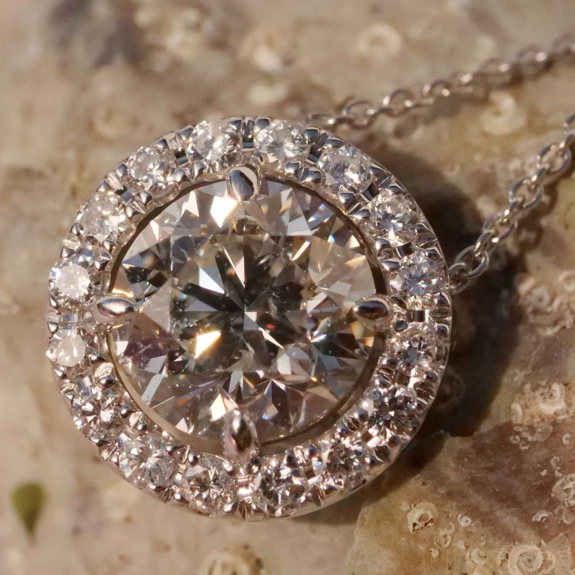 Pendant 18 kt White Gold Round full cut brilliant approx. 2.00 ct, H (white) / SI2 (small inclusion ) with HRD report Cut Good